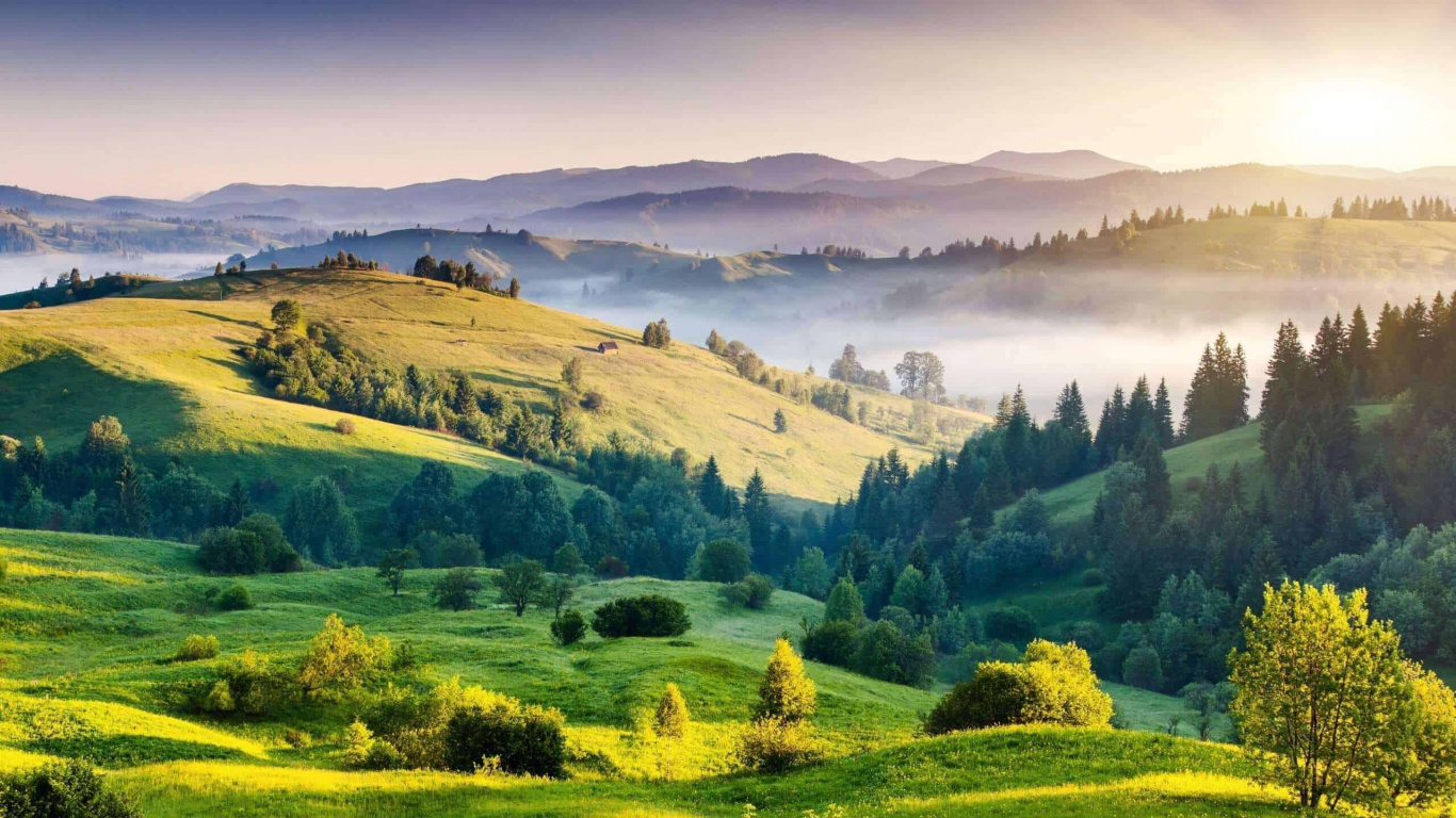 Champ D'herbe Verte et Montagnes Pendant la Journée. Wallpaper in 1366x768 Resolution