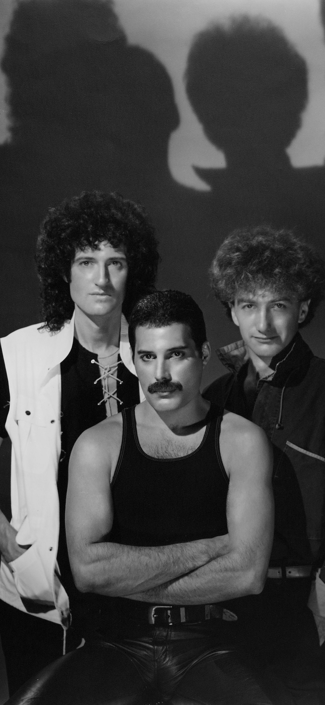 Freddie Mercury, John Deacon, Brian May, Roger Meddows Taylor, Queen. Wallpaper in 1125x2436 Resolution