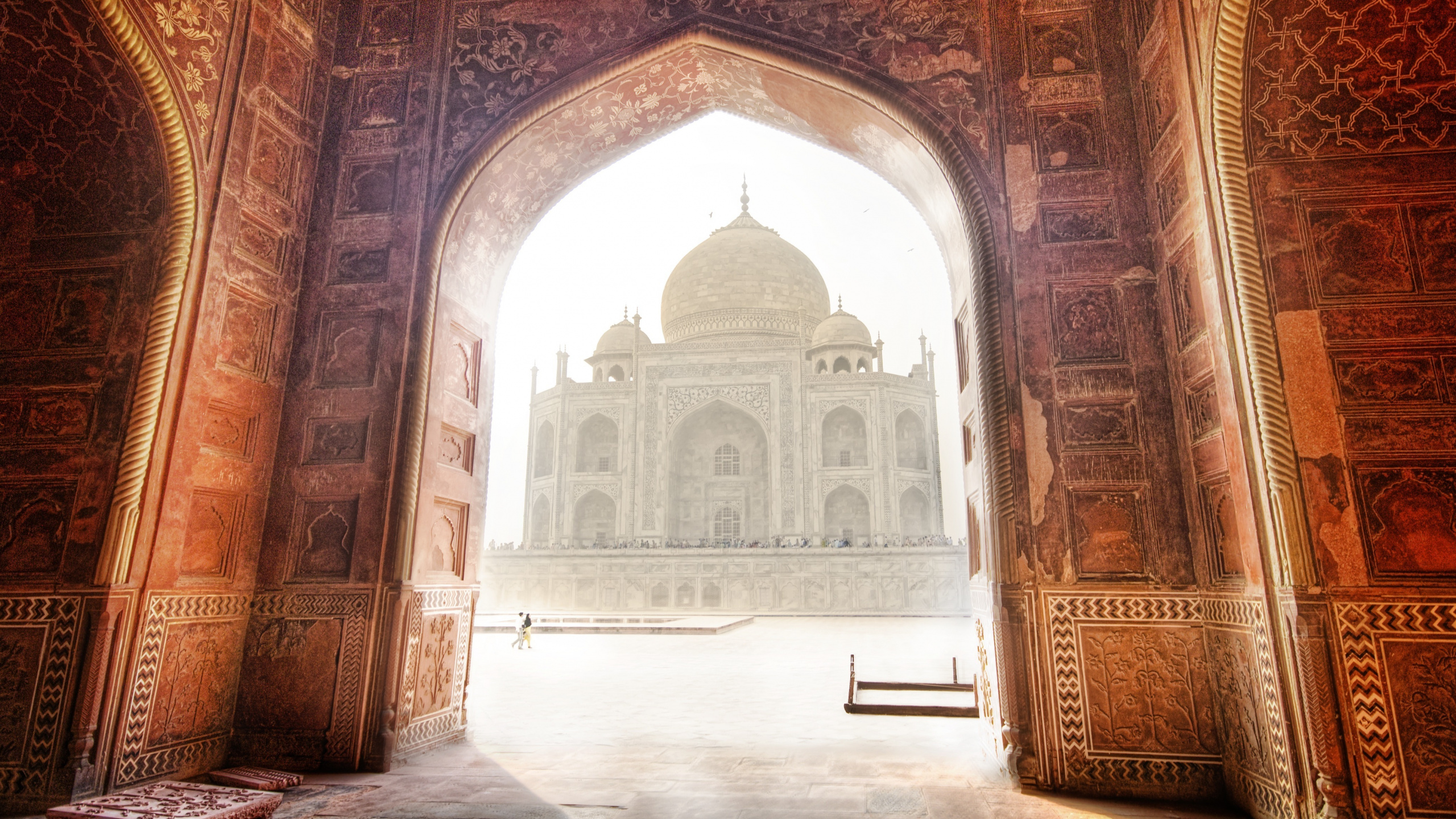 Bâtiment en Béton Marron et Blanc. Wallpaper in 2560x1440 Resolution