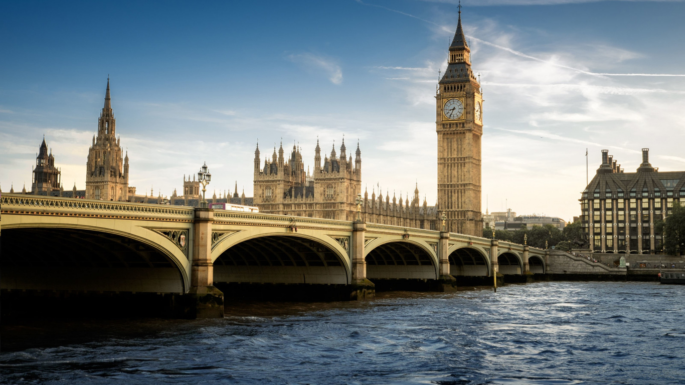 Big Ben Unter Blauem Himmel Tagsüber. Wallpaper in 1366x768 Resolution