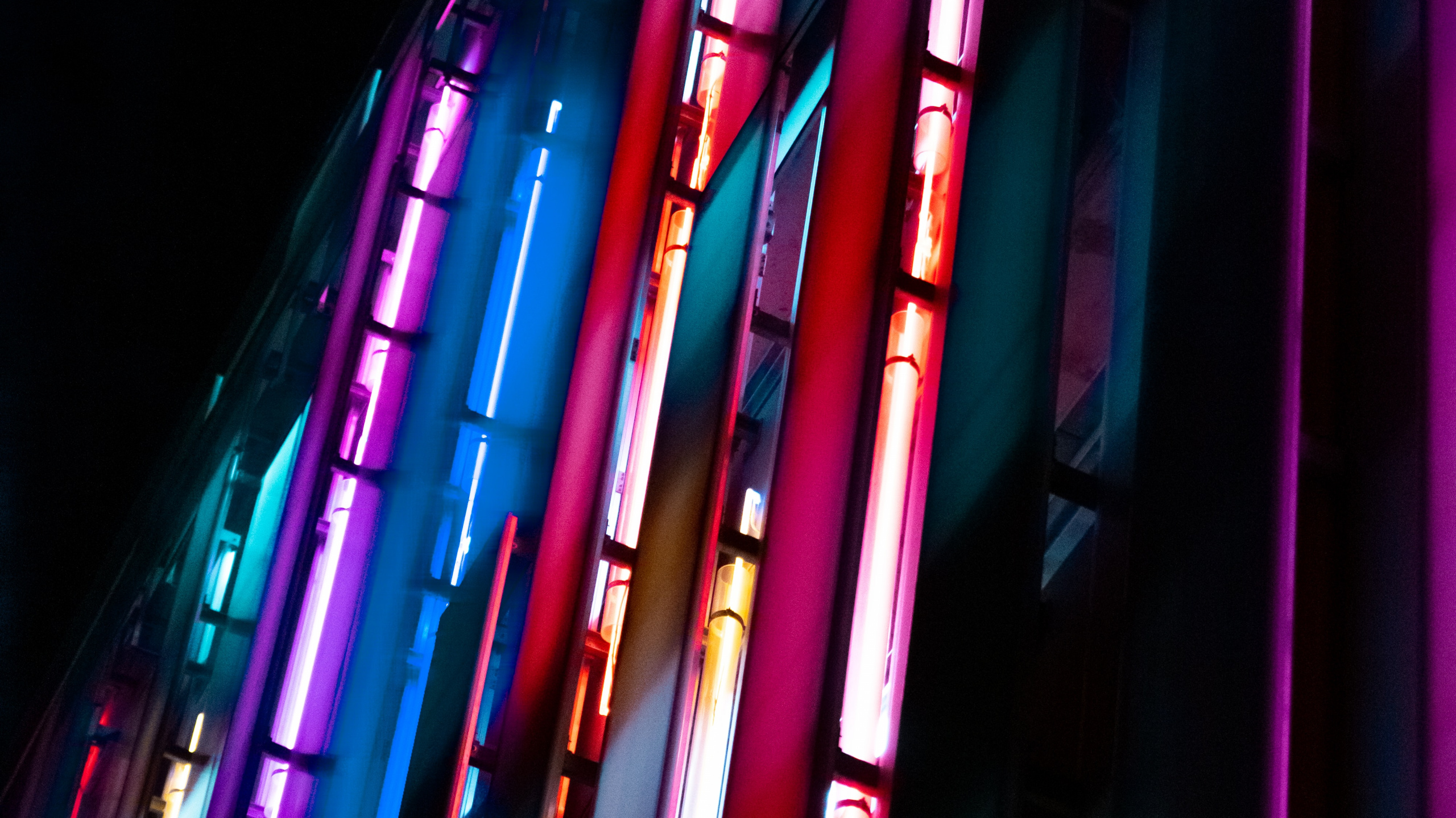 Luces Azules Rojas y Amarillas. Wallpaper in 2560x1440 Resolution