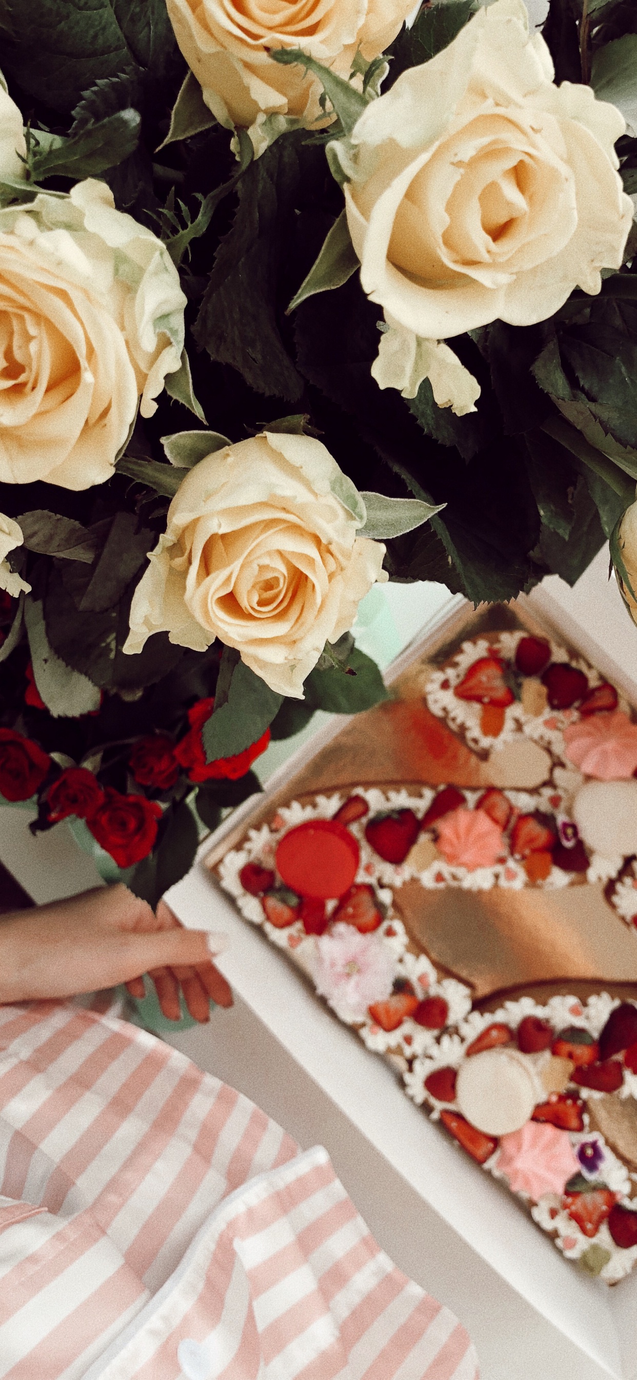 Blumenmuster, Künstliche Blume, Rose, Schnittblumen, Blütenblatt. Wallpaper in 1242x2688 Resolution