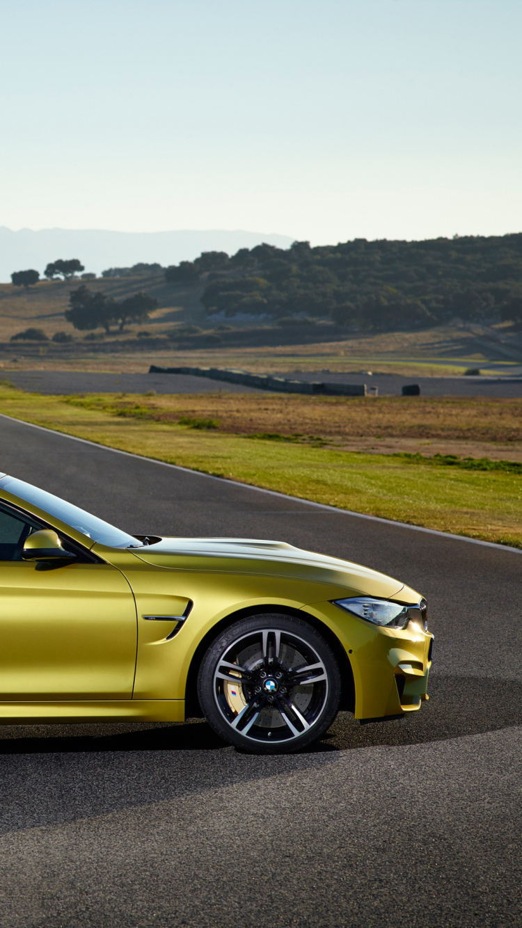 Gelbes Coupe Tagsüber Unterwegs. Wallpaper in 750x1334 Resolution