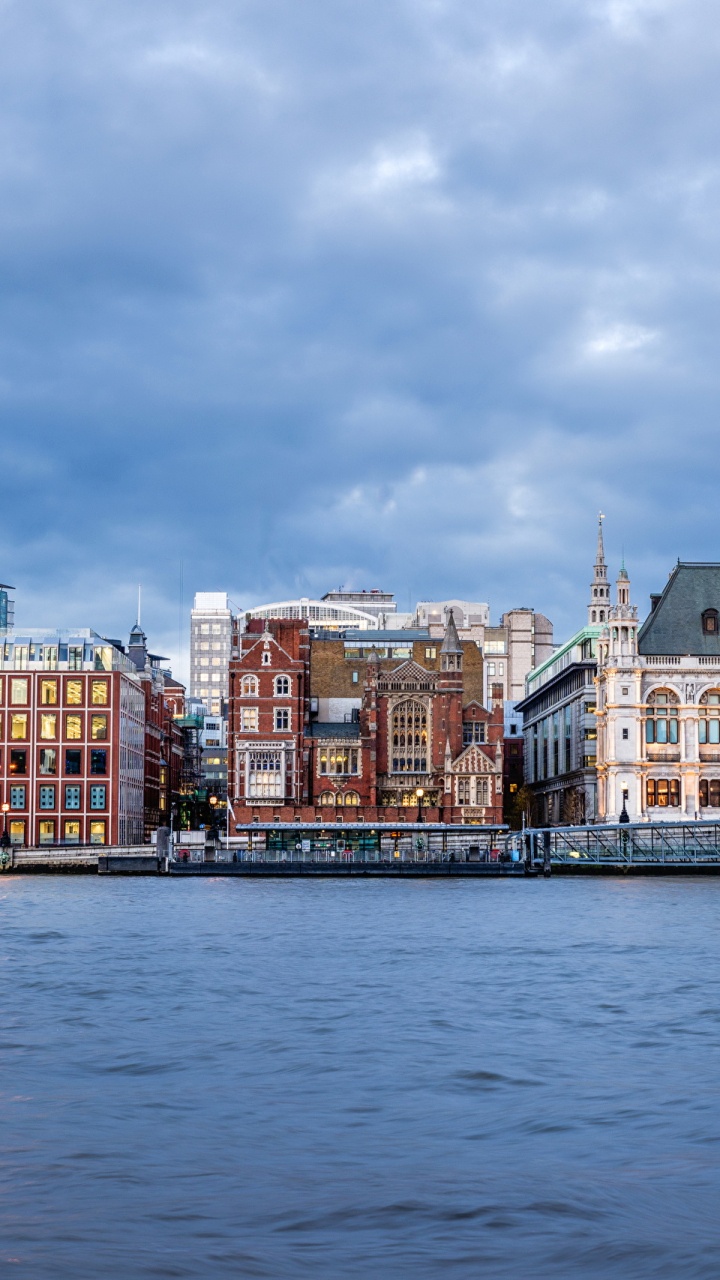 Braunes Und Weißes Betongebäude in Der Nähe Eines Gewässers Tagsüber. Wallpaper in 720x1280 Resolution