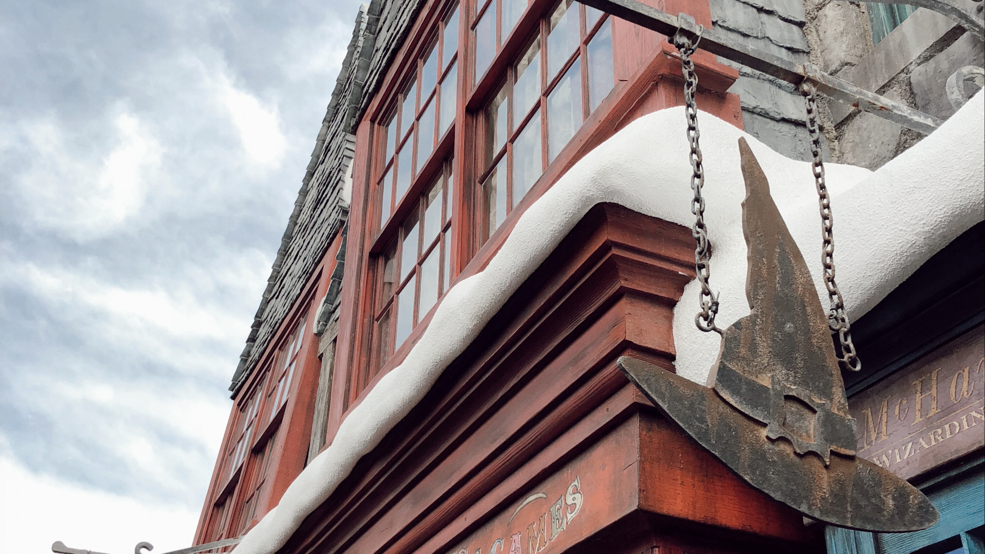 Toit, Façade, la Lumière du Jour, Brique, Fenêtre à Guillotine. Wallpaper in 1920x1080 Resolution