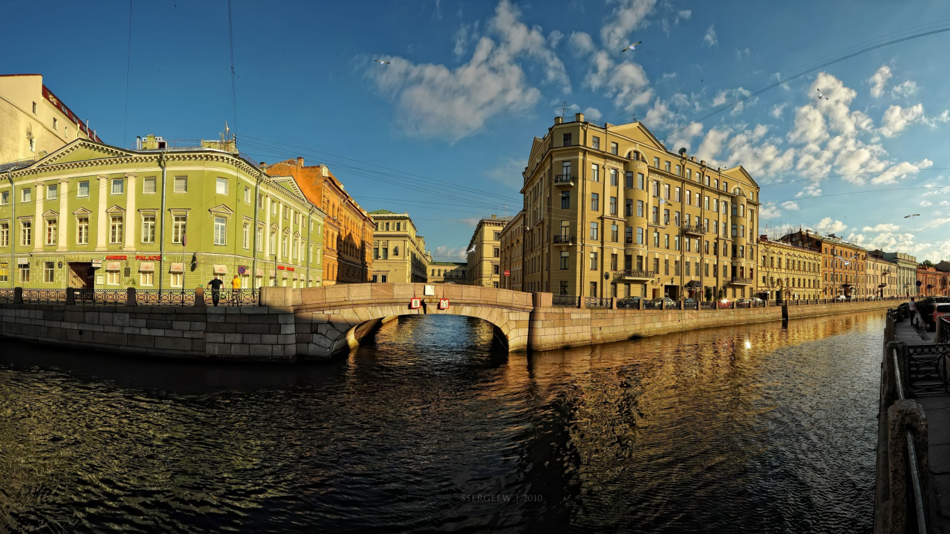Braunes Betongebäude in Der Nähe Des Flusses Unter Blauem Himmel Tagsüber. Wallpaper in 1366x768 Resolution