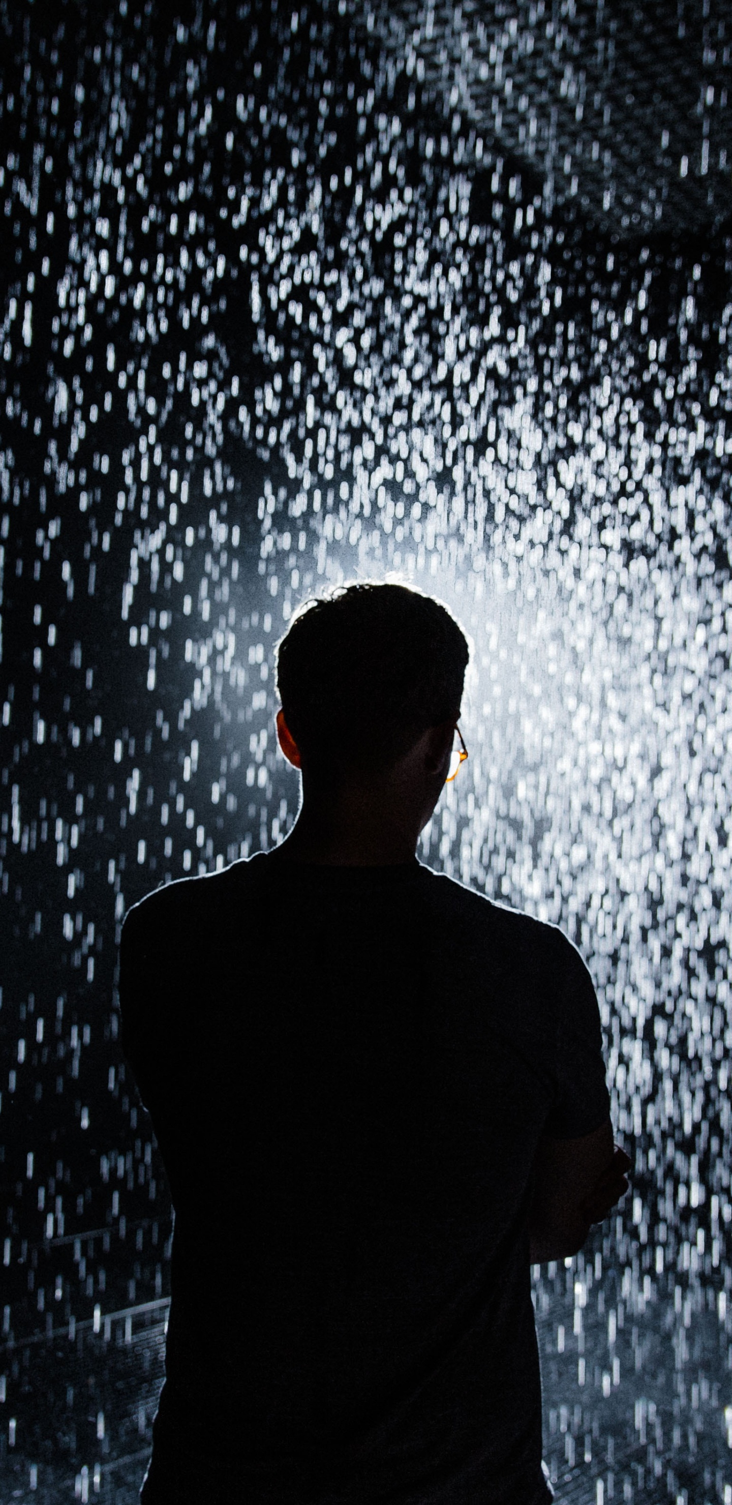 Hombre Con Camisa Negra de Pie Delante de Salpicaduras de Agua. Wallpaper in 1440x2960 Resolution