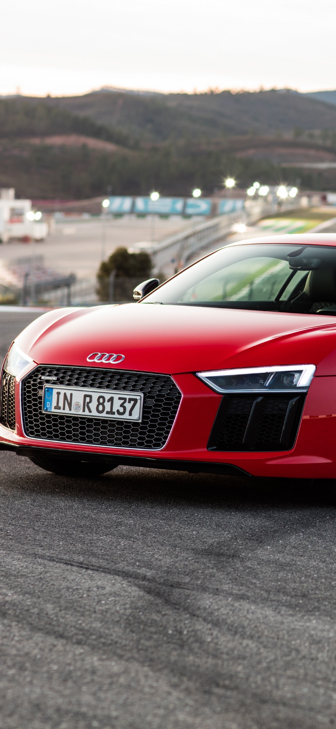 Roter Audi r 8 Tagsüber Unterwegs. Wallpaper in 1125x2436 Resolution