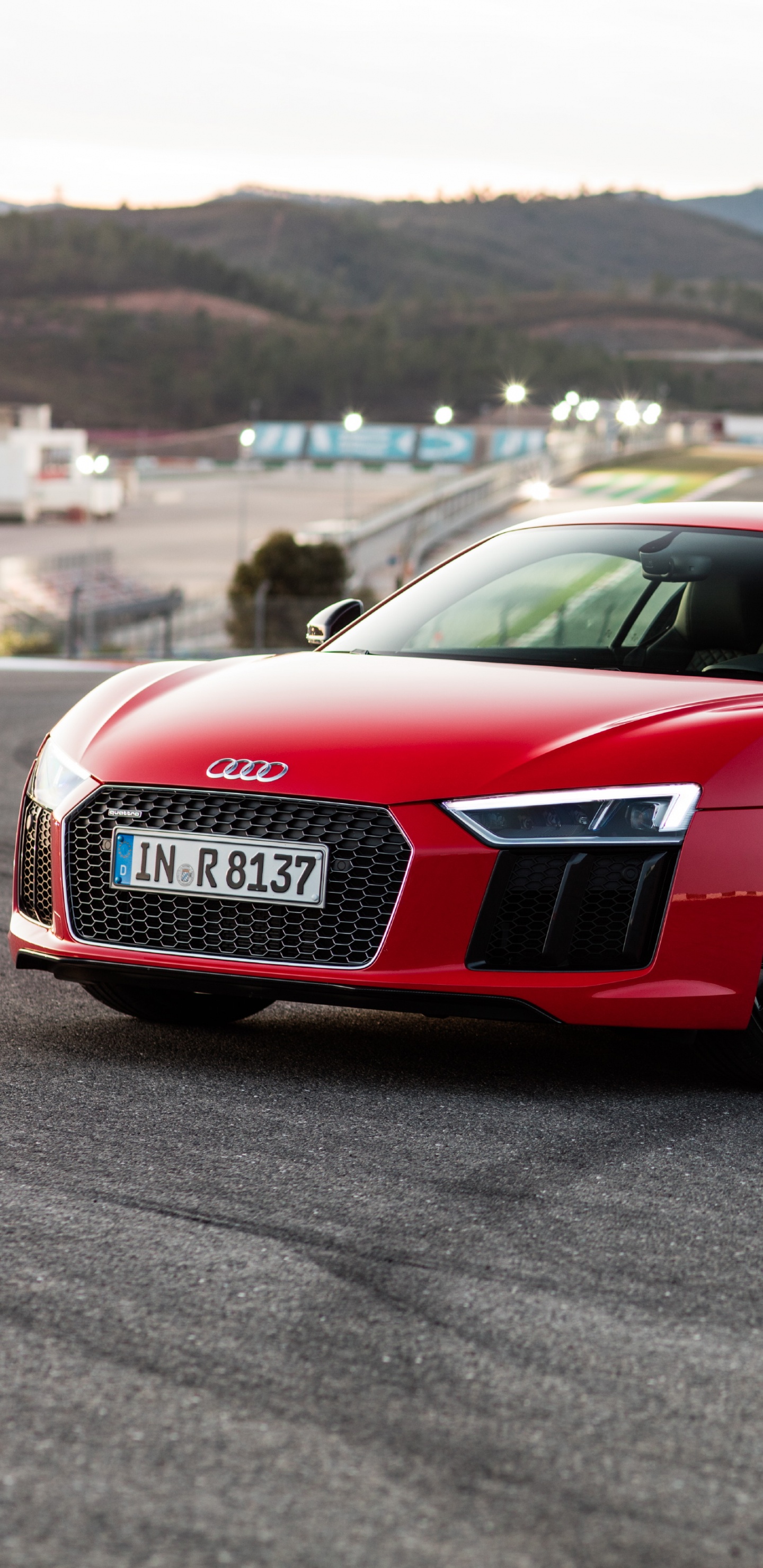 Roter Audi r 8 Tagsüber Unterwegs. Wallpaper in 1440x2960 Resolution