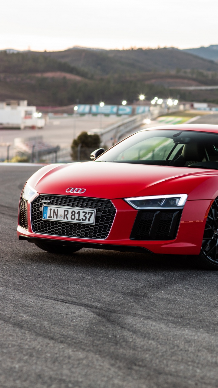 Roter Audi r 8 Tagsüber Unterwegs. Wallpaper in 720x1280 Resolution
