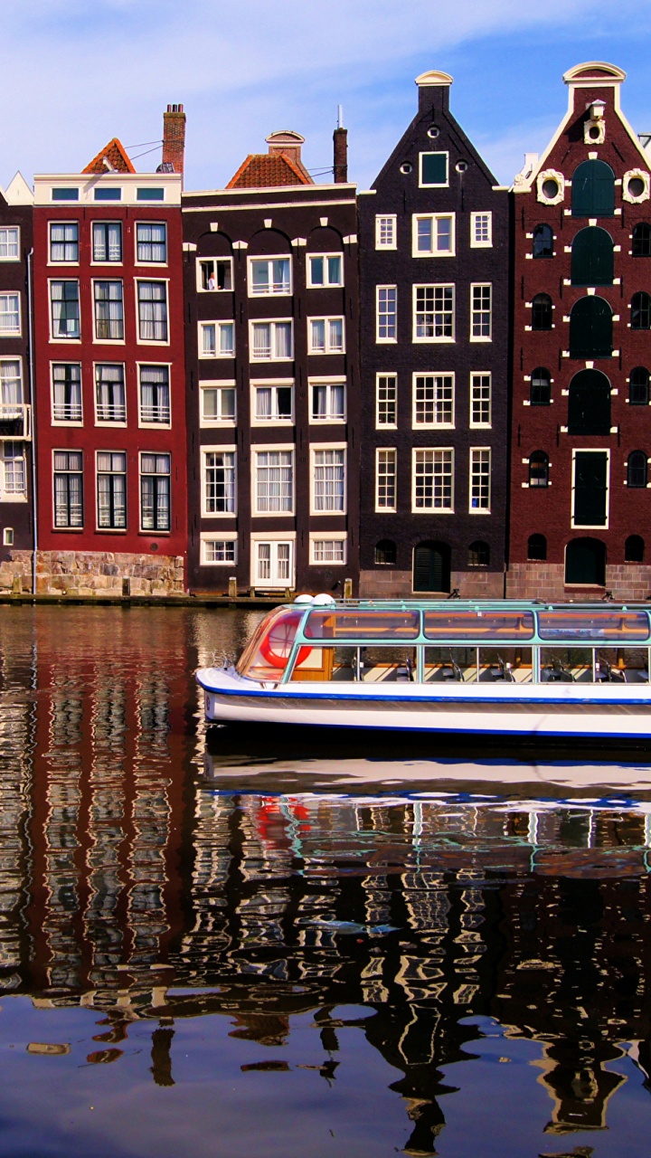 White and Brown Boat on Water Near Brown Concrete Building During Daytime. Wallpaper in 720x1280 Resolution