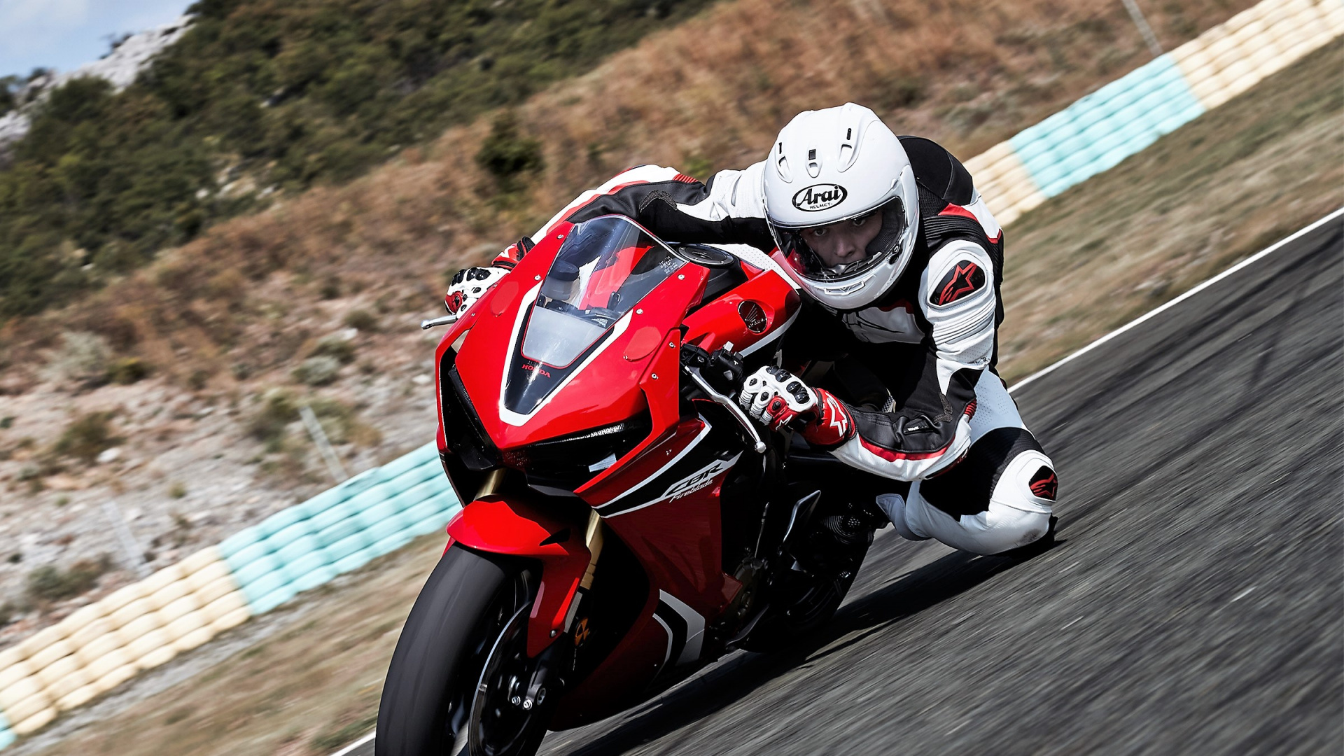 Homme en Costume de Moto Rouge et Blanc à Cheval Sur un Vélo de Sport Blanc et Rouge. Wallpaper in 1920x1080 Resolution