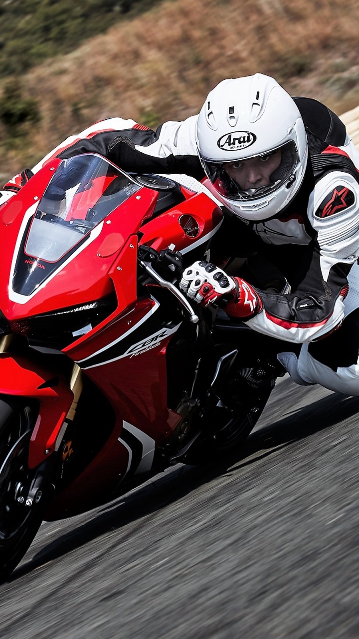 Hombre en Traje de Motocicleta Rojo y Blanco Montado en Bicicleta Deportiva Blanca y Roja. Wallpaper in 720x1280 Resolution