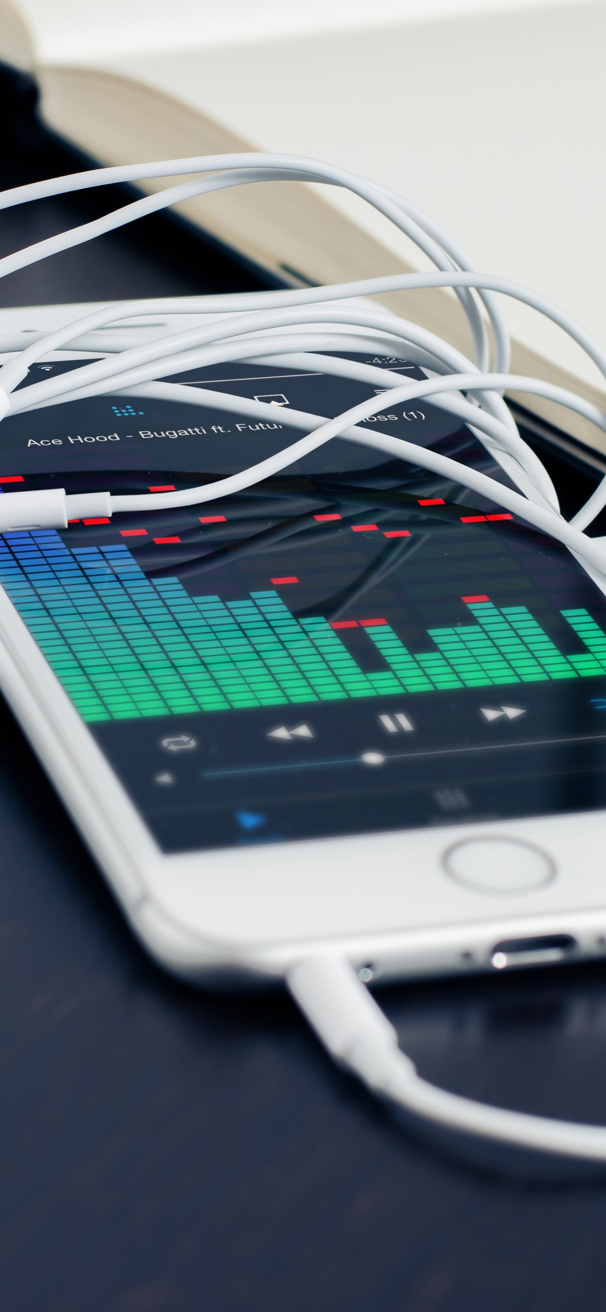 Iphone 5 Blanco Sobre Mesa Negra. Wallpaper in 1242x2688 Resolution