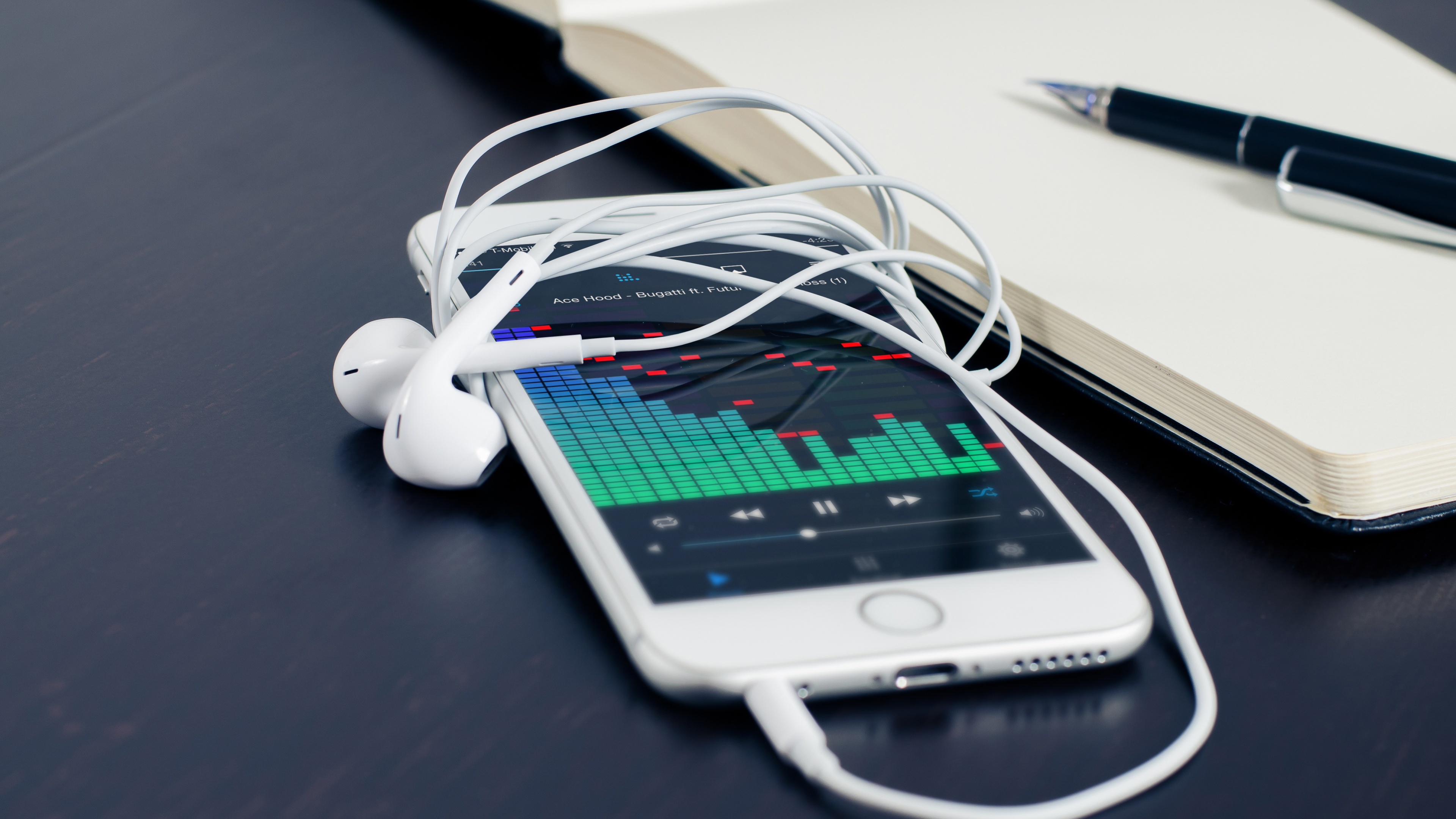 Iphone 5 Blanco Sobre Mesa Negra. Wallpaper in 3840x2160 Resolution