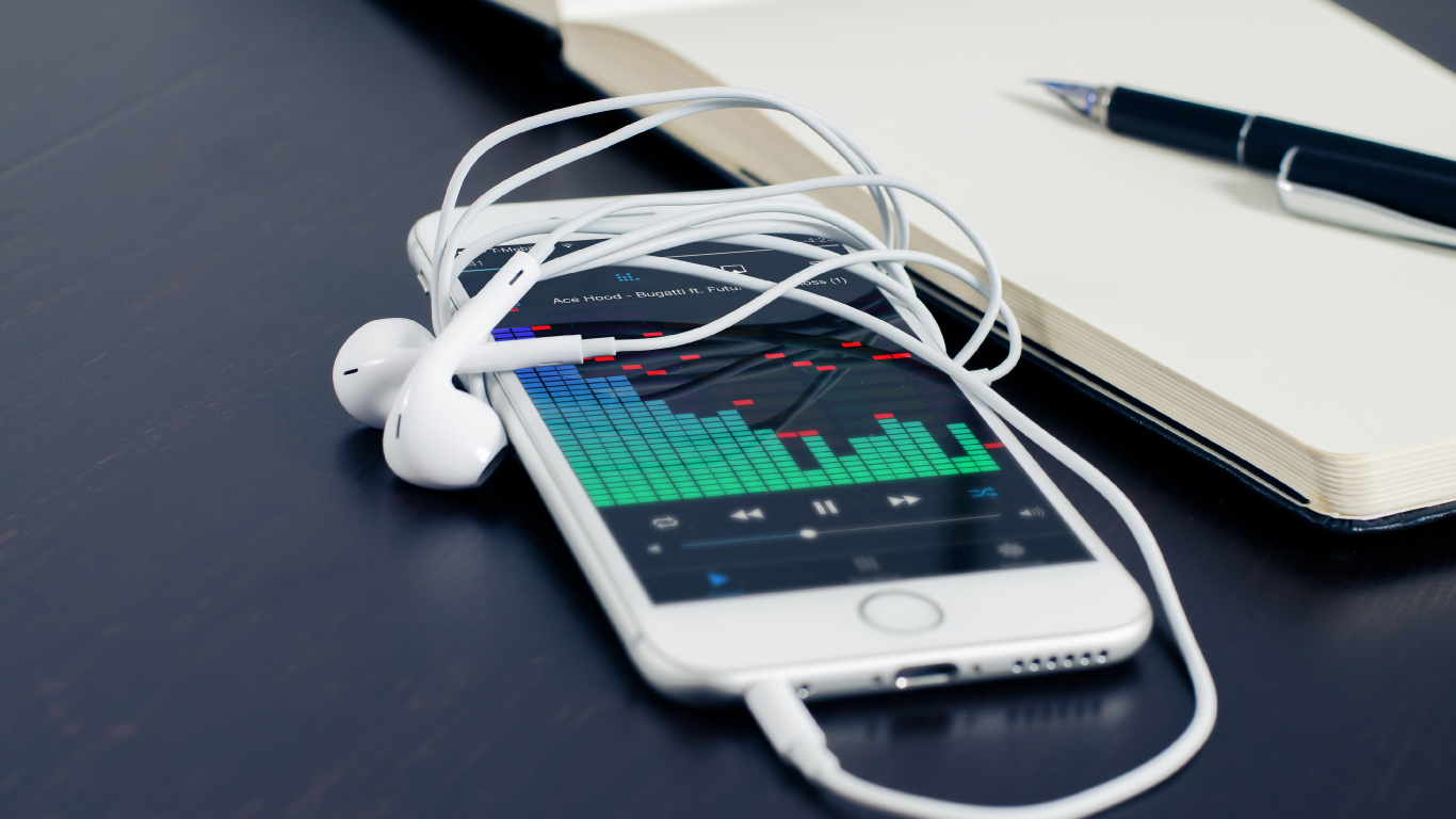 Weißes IPhone 5 Auf Schwarzem Tisch. Wallpaper in 1366x768 Resolution