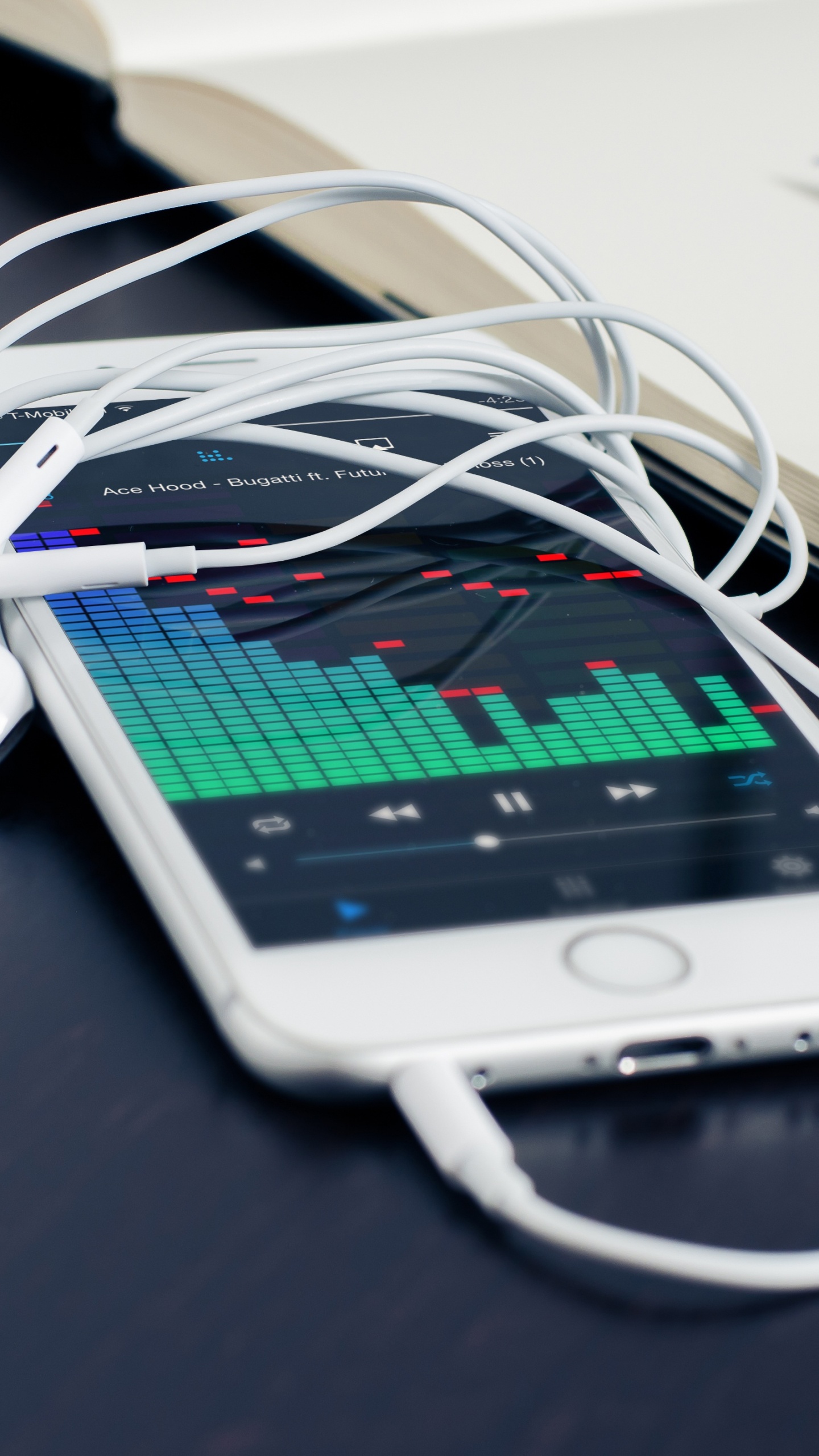 Weißes IPhone 5 Auf Schwarzem Tisch. Wallpaper in 1440x2560 Resolution