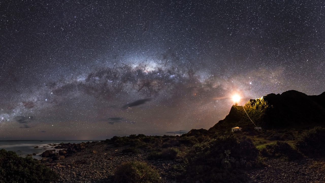 Gewässer in Der Nähe Von Braunem Sand Während Der Nacht. Wallpaper in 1280x720 Resolution