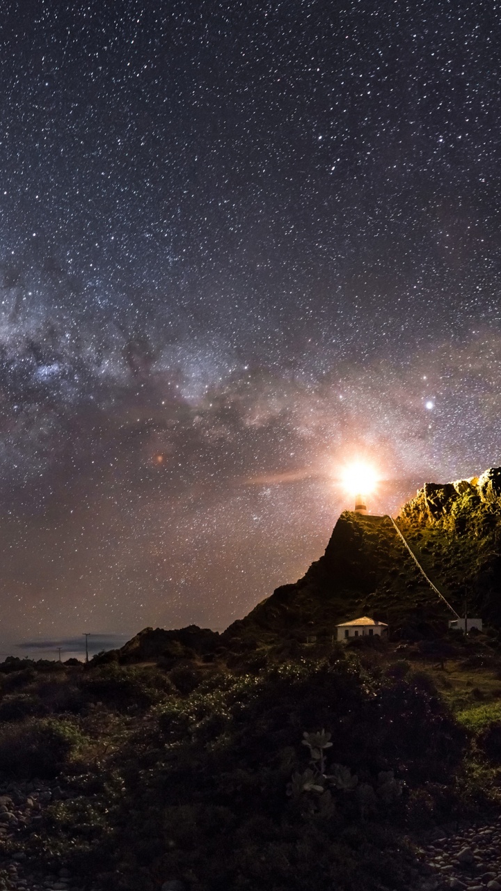 Gewässer in Der Nähe Von Braunem Sand Während Der Nacht. Wallpaper in 720x1280 Resolution