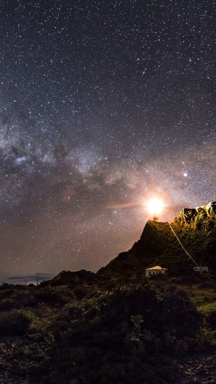 Gewässer in Der Nähe Von Braunem Sand Während Der Nacht. Wallpaper in 750x1334 Resolution