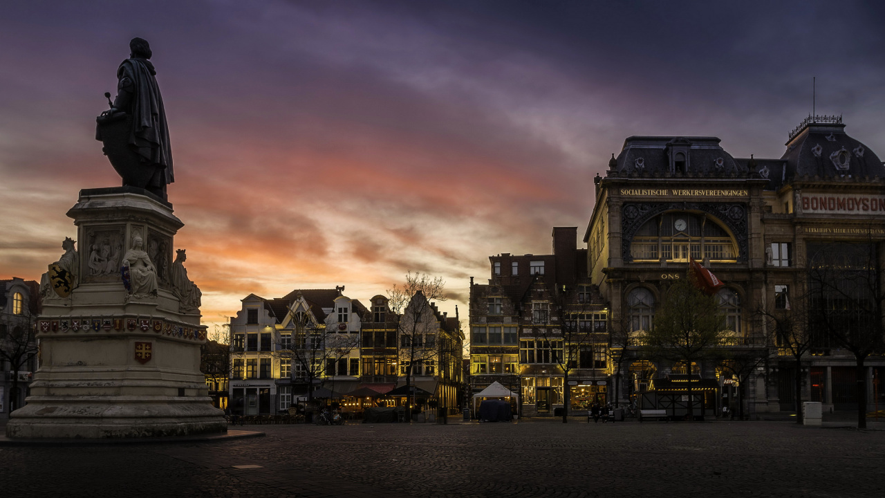 Braunes Und Weißes Betongebäude in Der Nähe Eines Gewässers Bei Sonnenuntergang. Wallpaper in 1280x720 Resolution