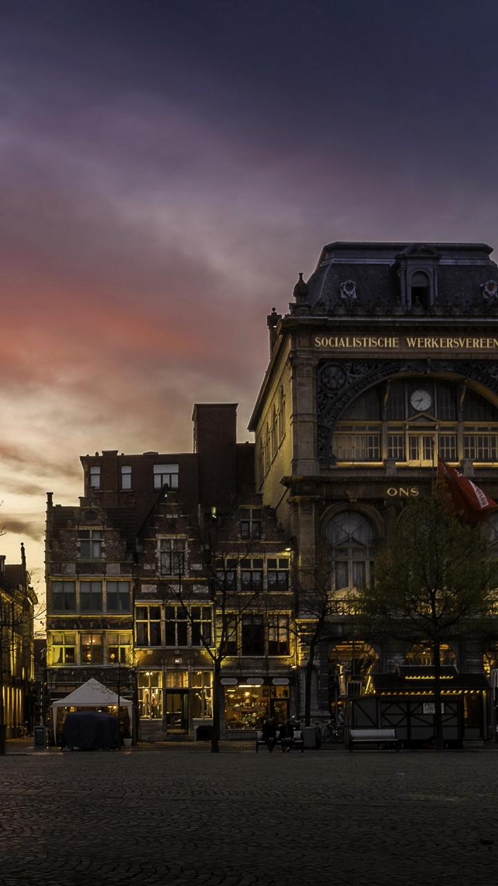 Braunes Und Weißes Betongebäude in Der Nähe Eines Gewässers Bei Sonnenuntergang. Wallpaper in 720x1280 Resolution