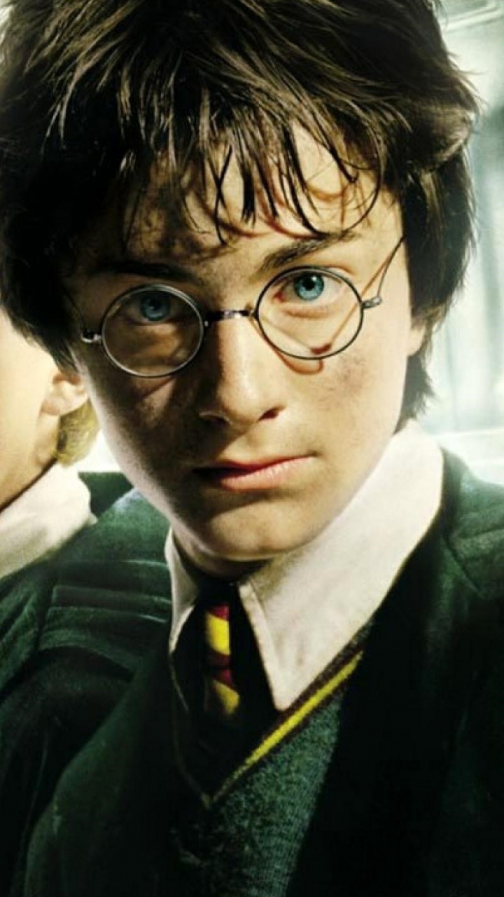 Garçon à Lunettes à Monture Noire. Wallpaper in 720x1280 Resolution