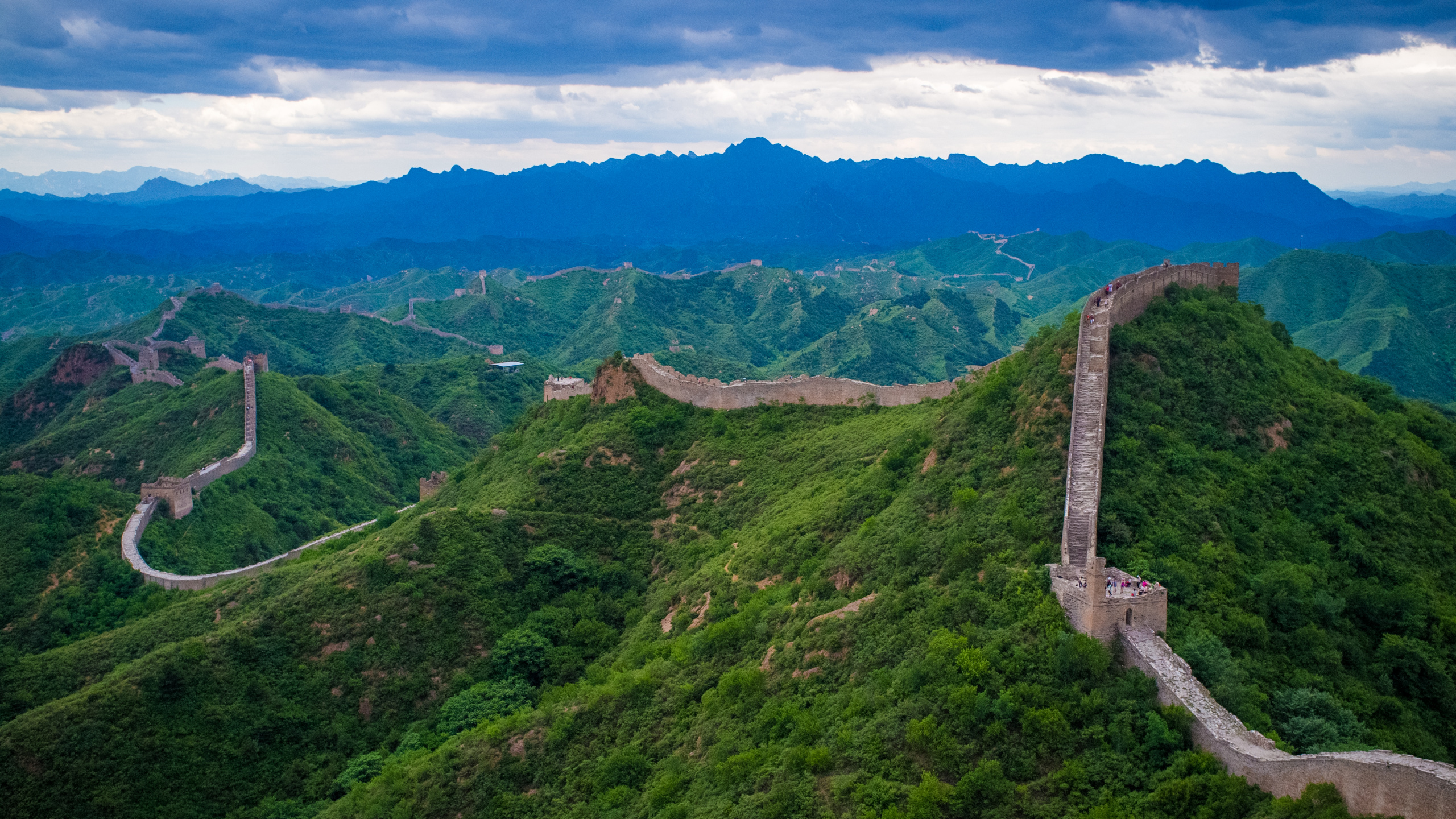 Tagsüber Mit Grünem Gras Bedeckter Berg Unter Blauem Himmel. Wallpaper in 2560x1440 Resolution