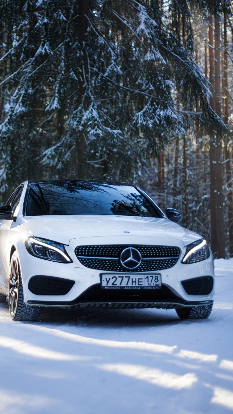 Weißes Mercedes-Benz-Auto Auf Schneebedeckter Straße Tagsüber. Wallpaper in 750x1334 Resolution