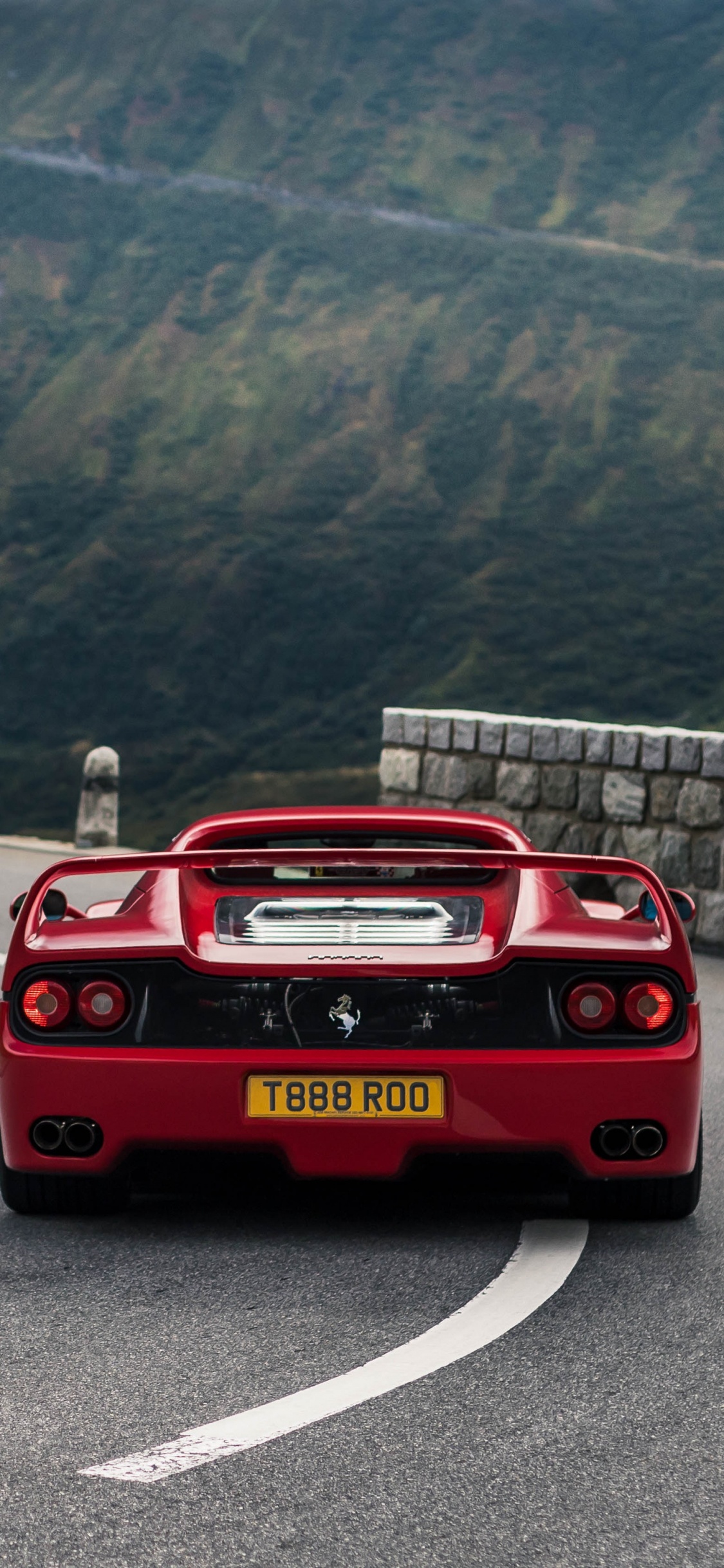 Roter Bmw m 3 Tagsüber Unterwegs. Wallpaper in 1125x2436 Resolution