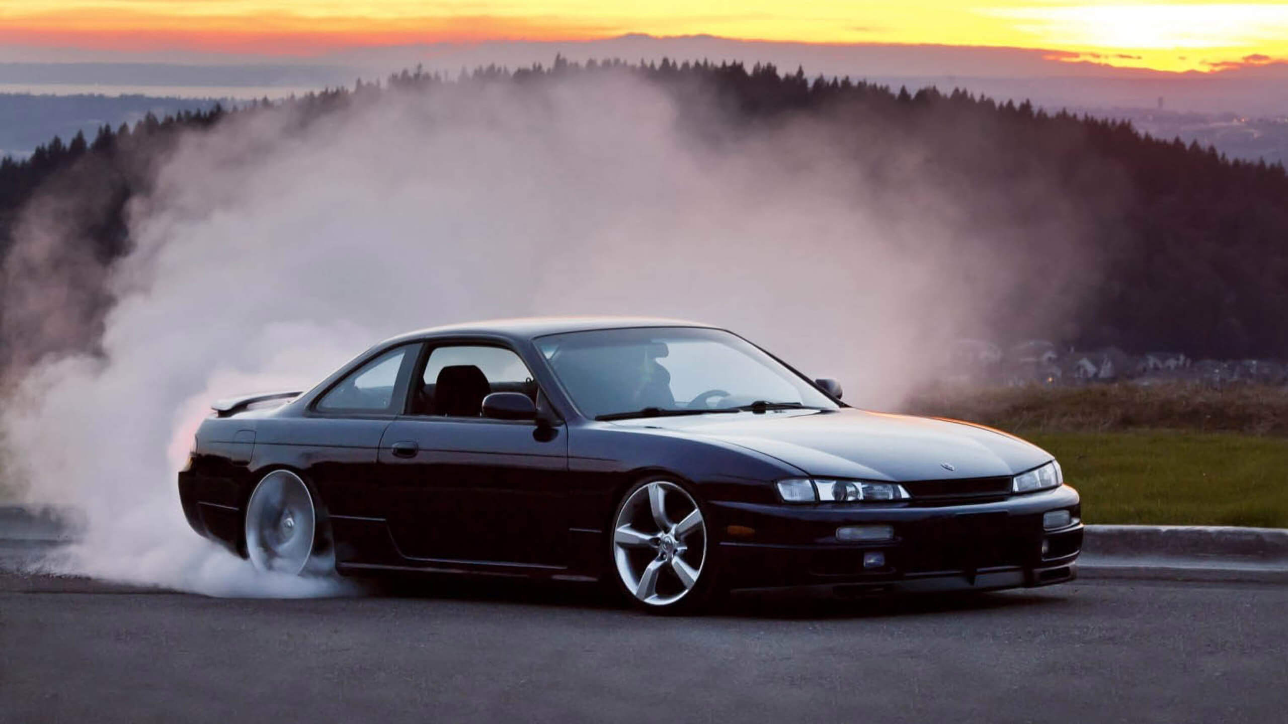 Mercedes Benz Coupé Noir Sur Route. Wallpaper in 2560x1440 Resolution