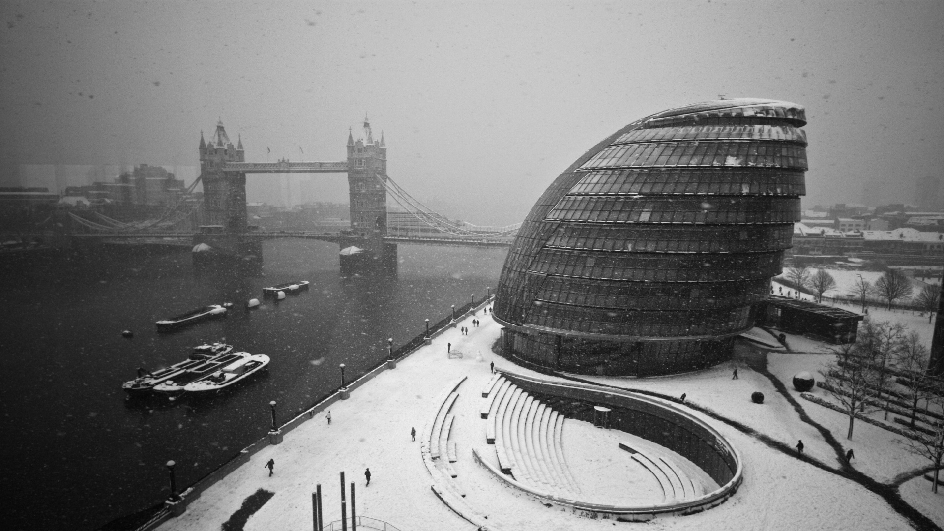 Graustufenfoto Von Autos Auf Der Straße in Der Nähe Der Brücke. Wallpaper in 1920x1080 Resolution