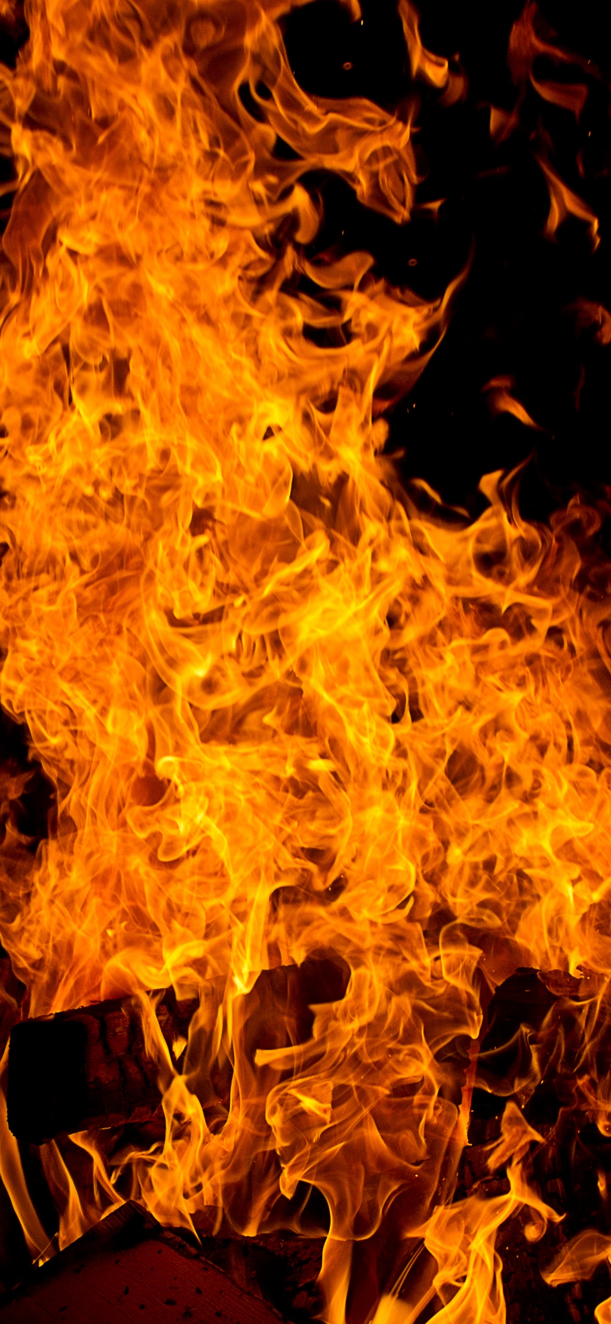Feu Jaune Sur Fond Noir. Wallpaper in 1242x2688 Resolution