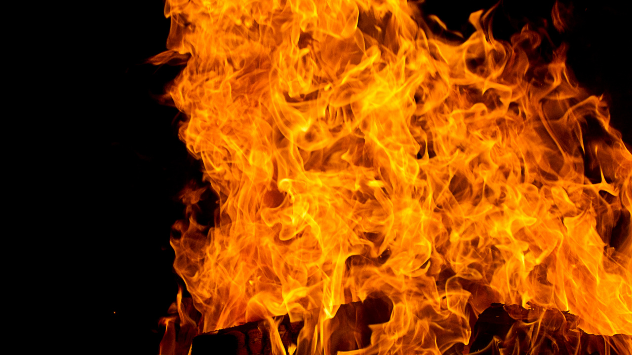 Gelbes Feuer Auf Schwarzem Hintergrund. Wallpaper in 1280x720 Resolution