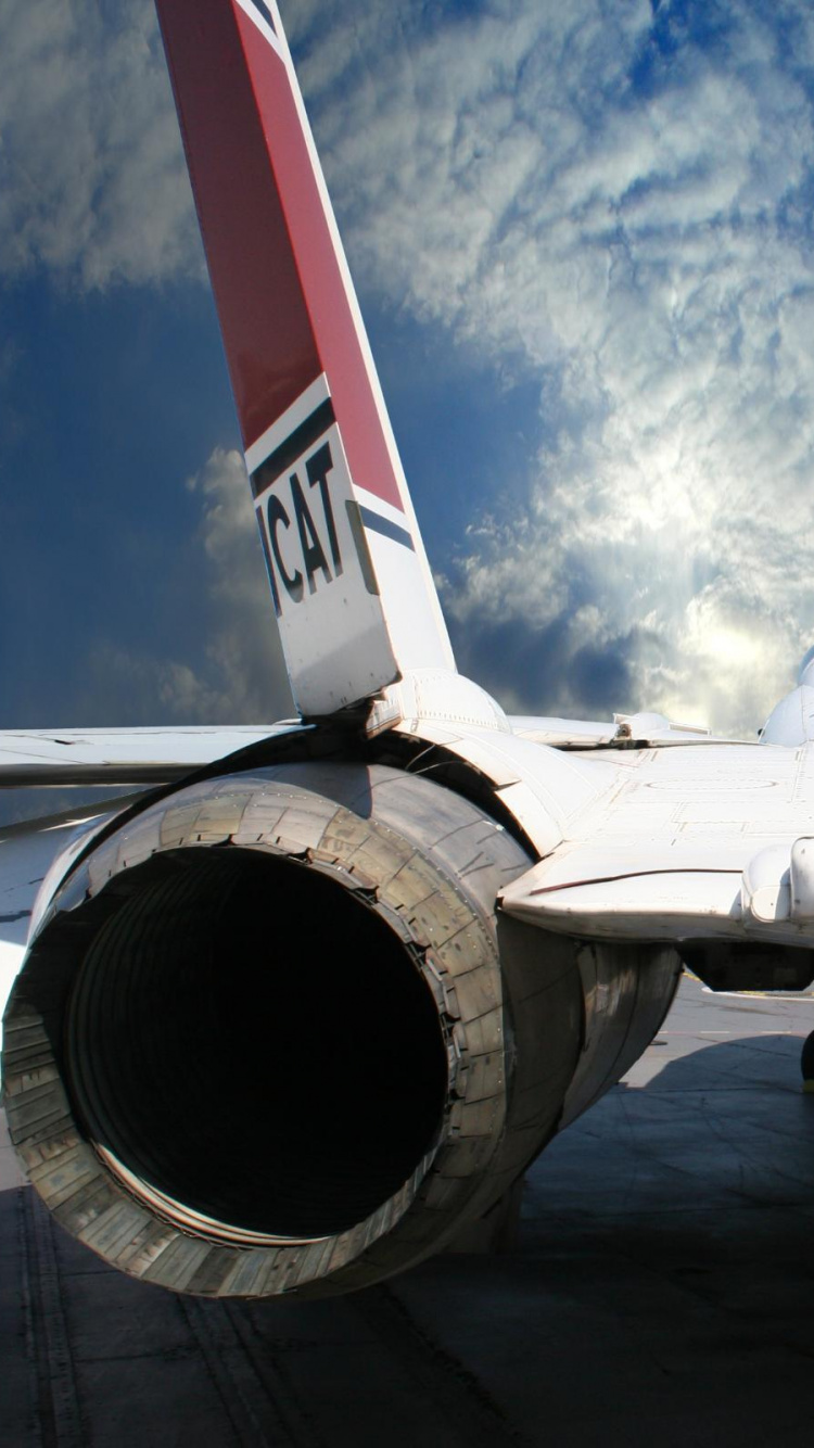 Weißes Und Rotes Flugzeug Unter Blauem Himmel Tagsüber. Wallpaper in 750x1334 Resolution