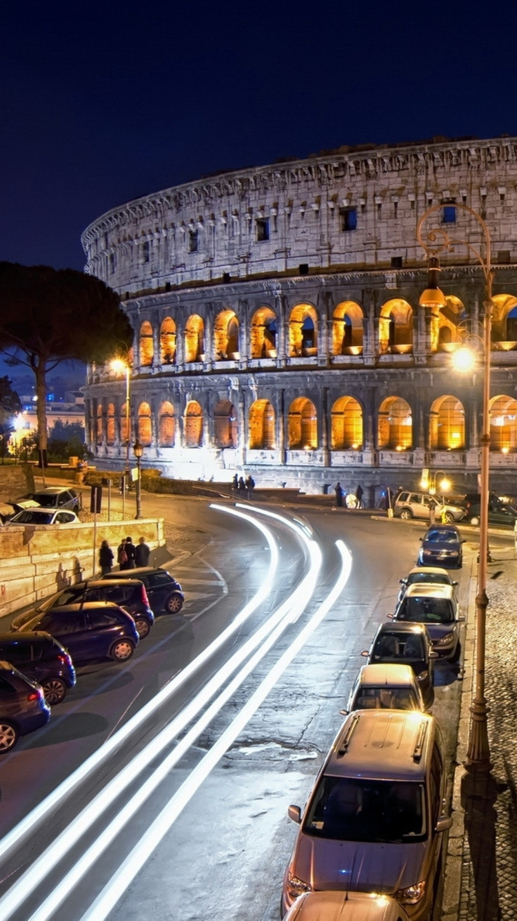 Autos Auf Der Straße in Der Nähe Von Braunem Betongebäude Während Der Nacht Night. Wallpaper in 750x1334 Resolution