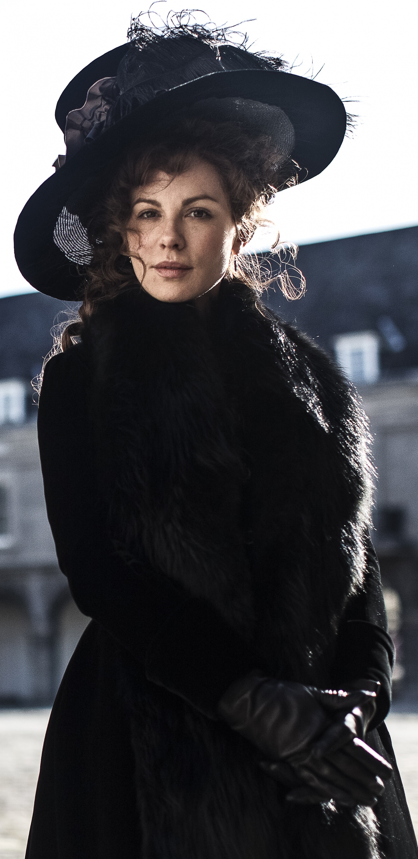 Mujer de Abrigo Negro y Sombrero Negro de Pie Sobre un Suelo Cubierto de Nieve Durante el Día. Wallpaper in 1440x2960 Resolution