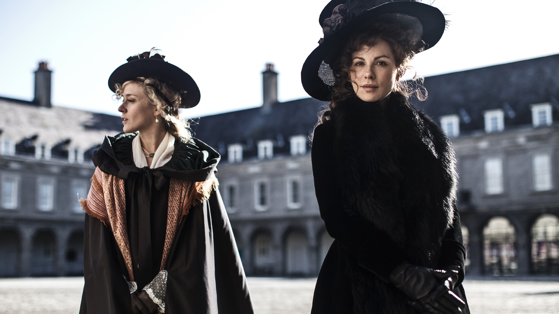 Mujer de Abrigo Negro y Sombrero Negro de Pie Sobre un Suelo Cubierto de Nieve Durante el Día. Wallpaper in 1920x1080 Resolution