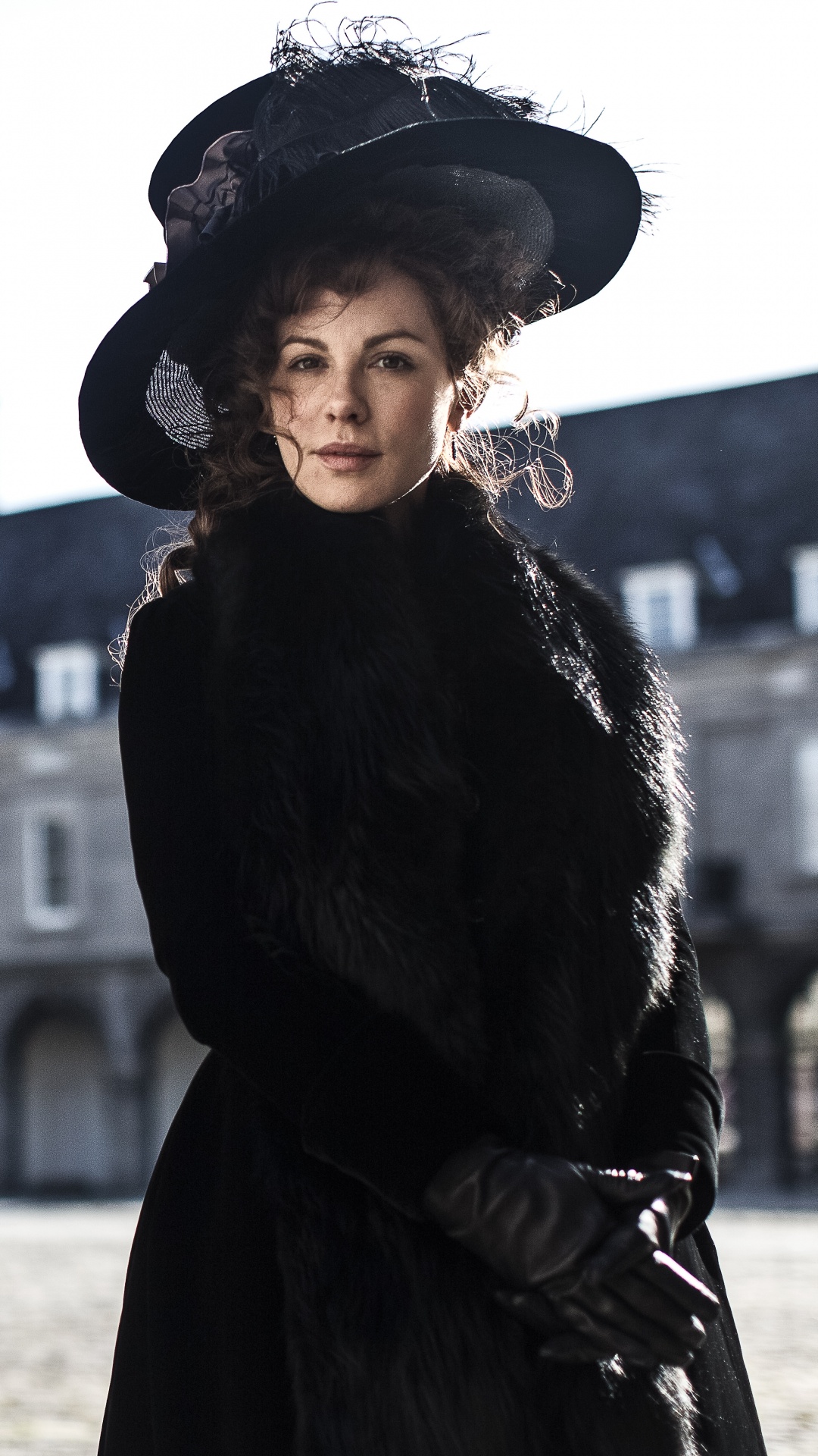 Femme en Manteau Noir et Chapeau Noir Debout Sur un Sol Couvert de Neige Pendant la Journée. Wallpaper in 1080x1920 Resolution