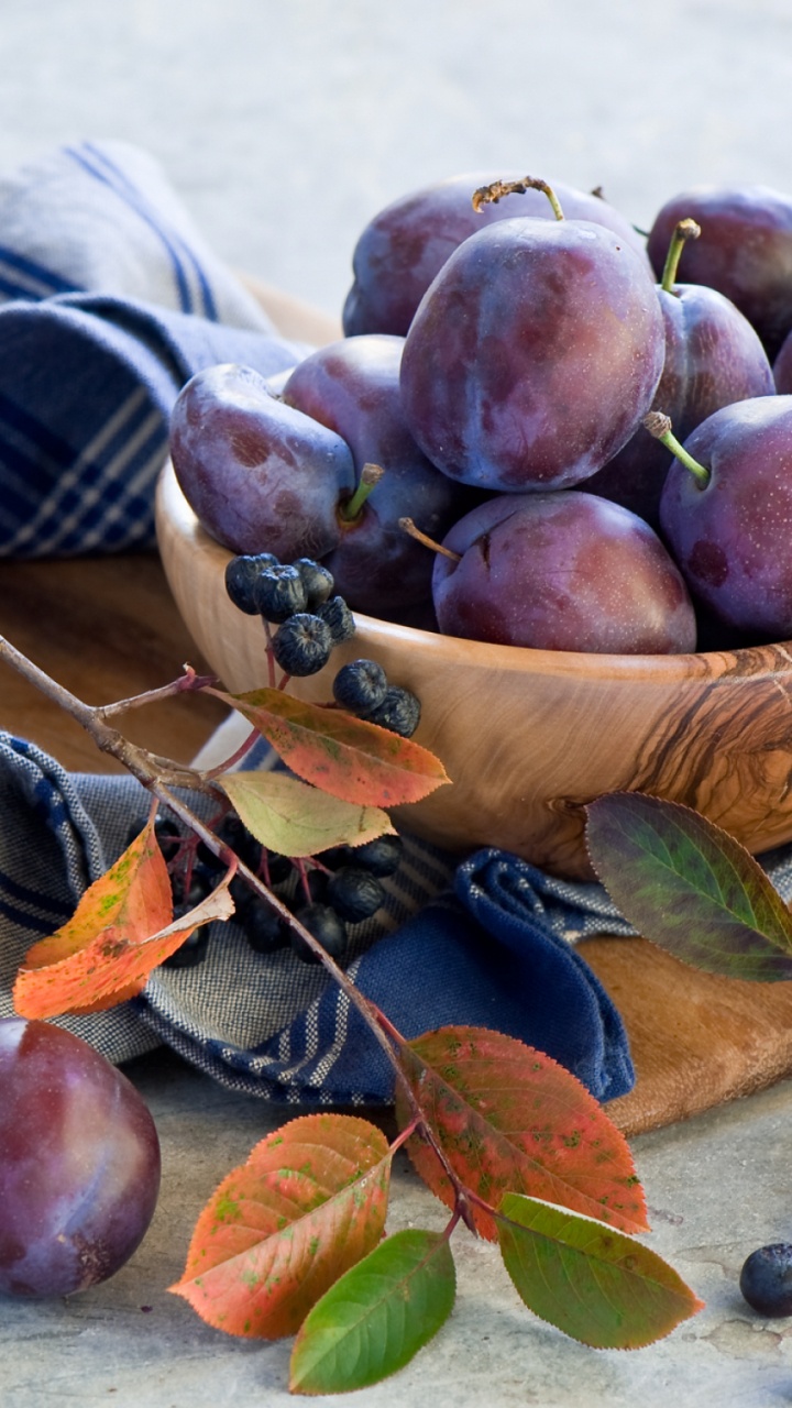 Braune Und Beige Geflochtene Körbe Mit Roten Runden Früchten. Wallpaper in 720x1280 Resolution