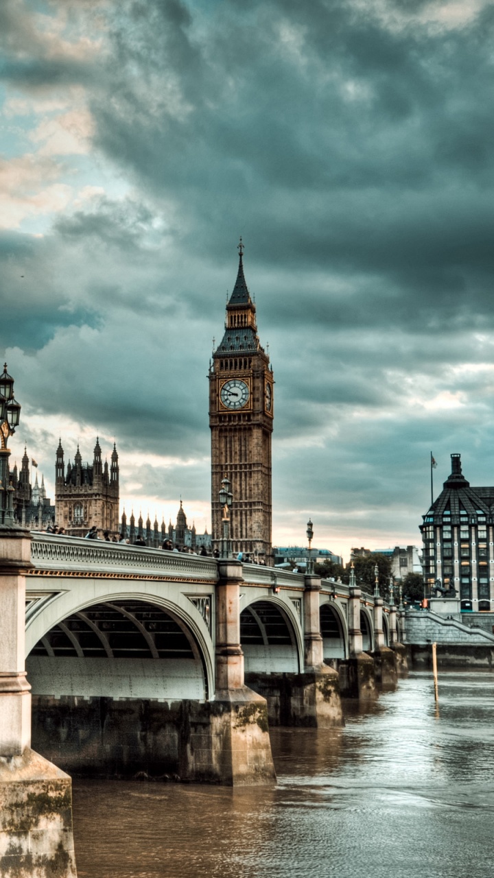 Braune Betonbrücke Über Den Fluss Tagsüber. Wallpaper in 720x1280 Resolution