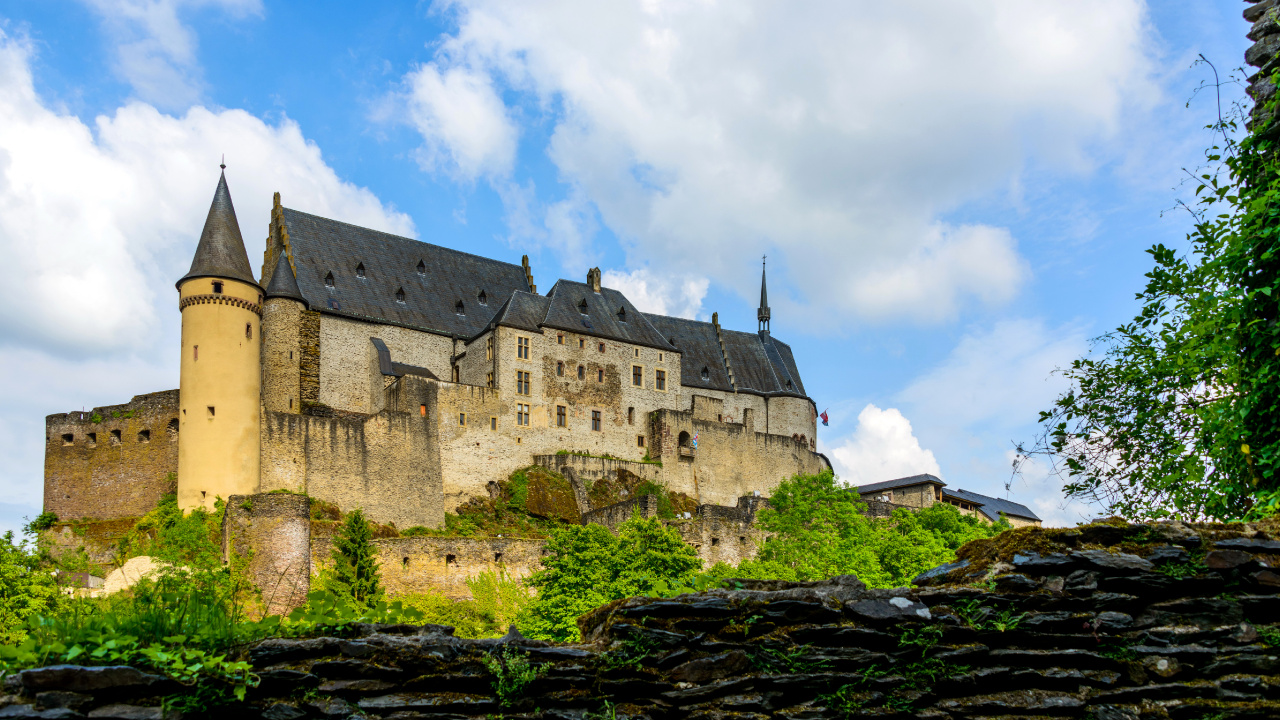 Brown Concrete Castle Under Blue Sky and White Clouds During Daytime. Wallpaper in 1280x720 Resolution