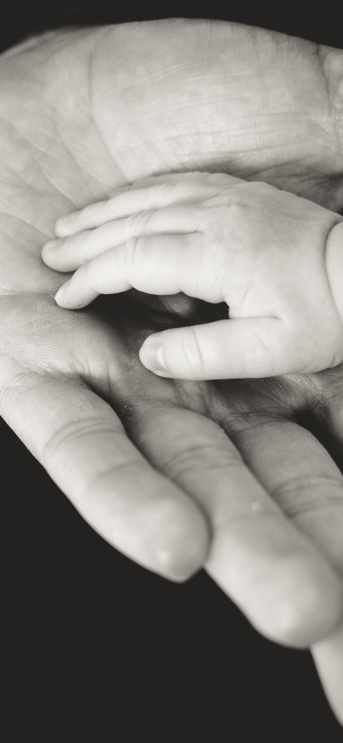 Persona Sosteniendo Una Tirita Blanca en la Mano Derecha. Wallpaper in 1125x2436 Resolution