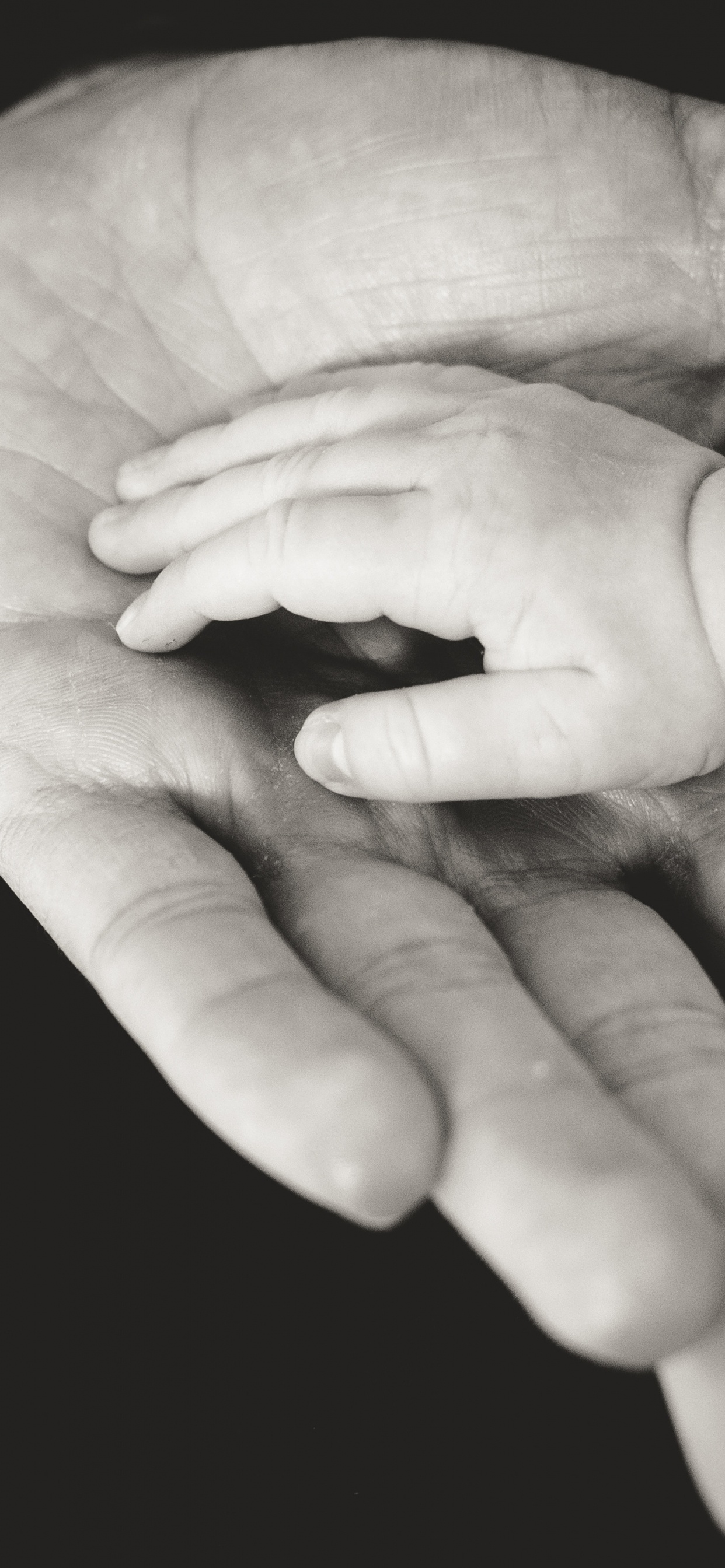 Persona Sosteniendo Una Tirita Blanca en la Mano Derecha. Wallpaper in 1242x2688 Resolution