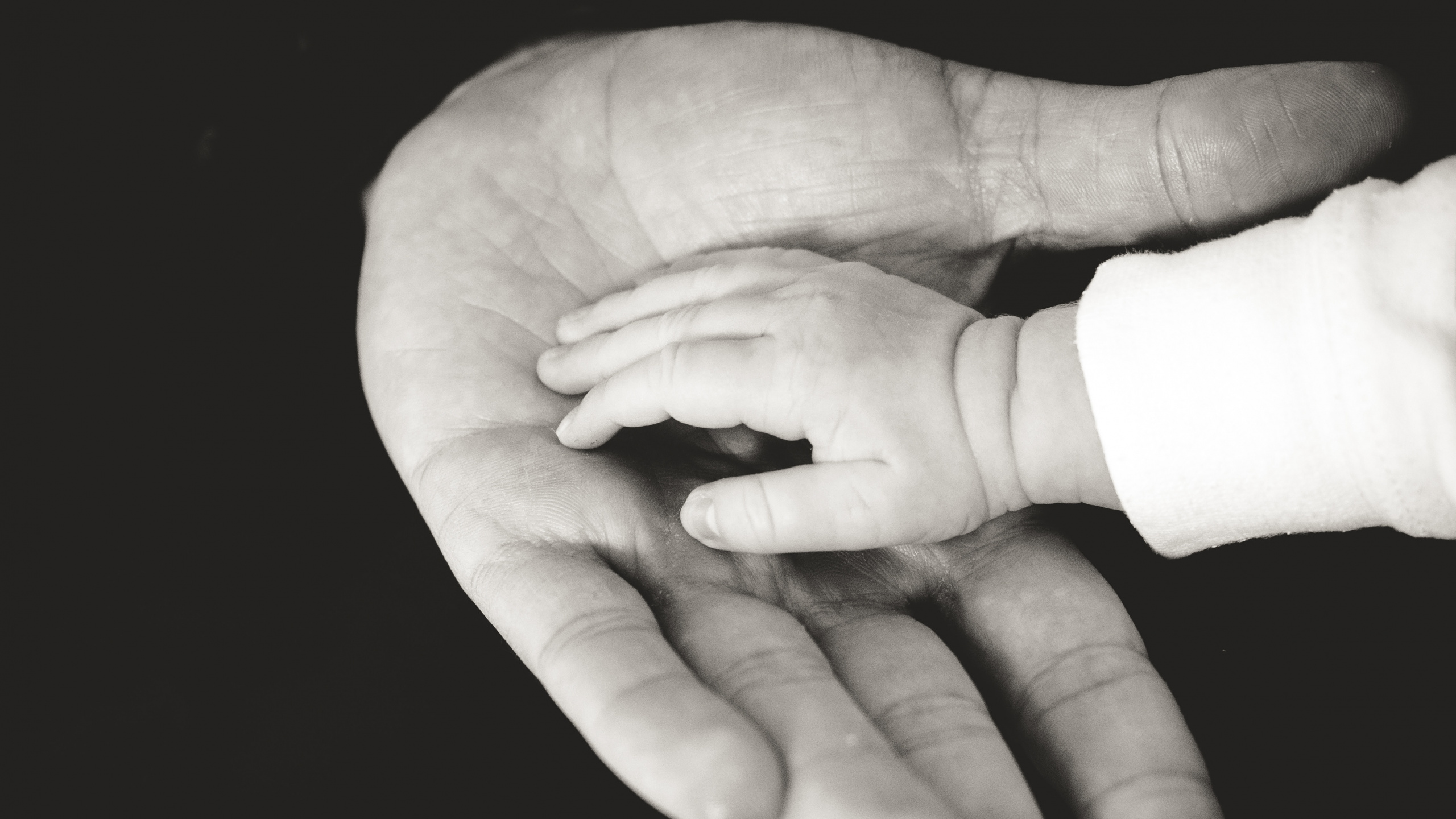 Person Holding White Band Aid on Right Hand. Wallpaper in 2560x1440 Resolution