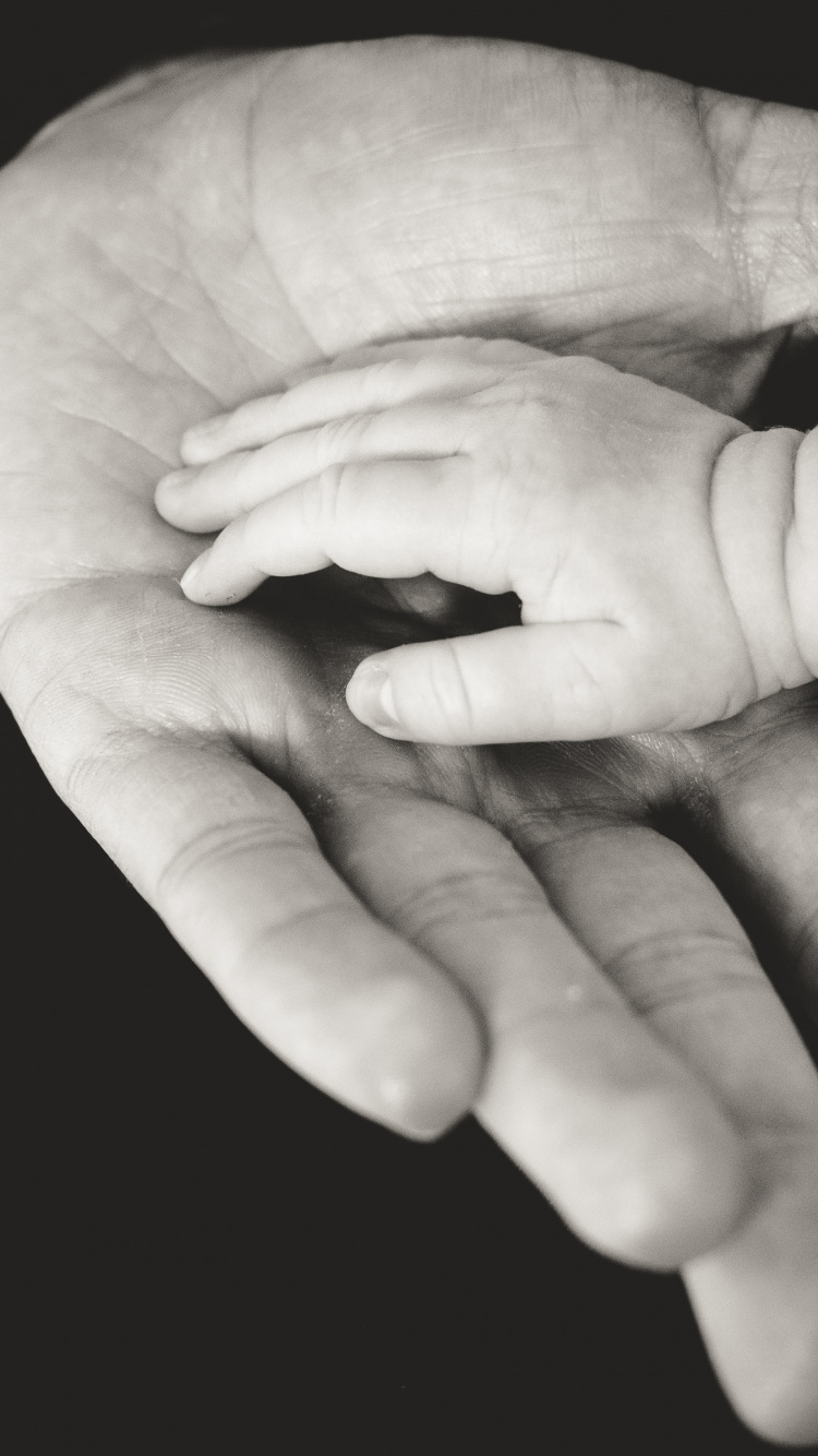 Person Mit Weißem Pflaster an Der Rechten Hand. Wallpaper in 750x1334 Resolution