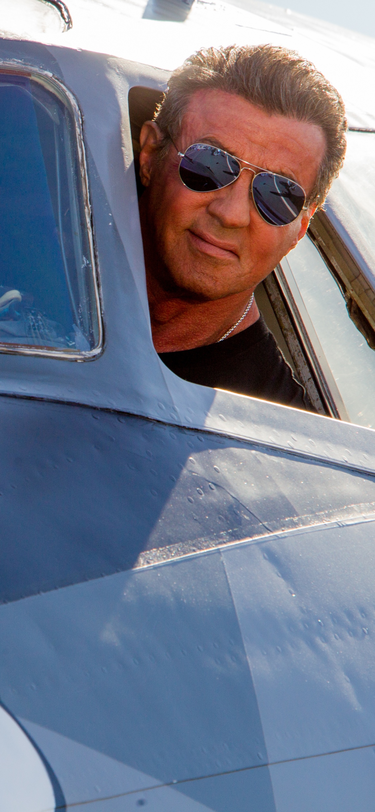 Hombre Con Gafas de Sol Negras y Camisa Negra Con Cuello Redondo. Wallpaper in 1242x2688 Resolution