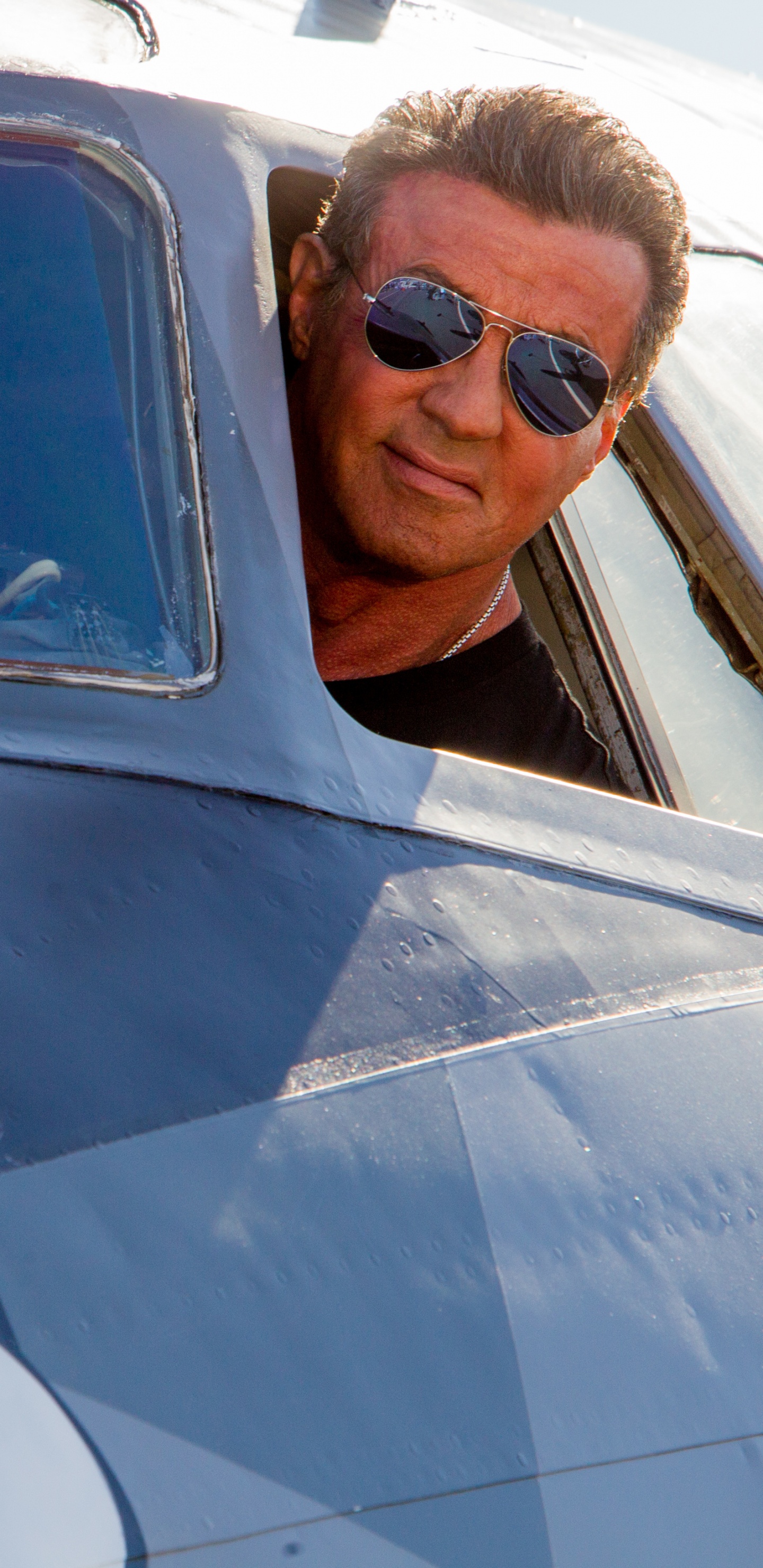 Hombre Con Gafas de Sol Negras y Camisa Negra Con Cuello Redondo. Wallpaper in 1440x2960 Resolution