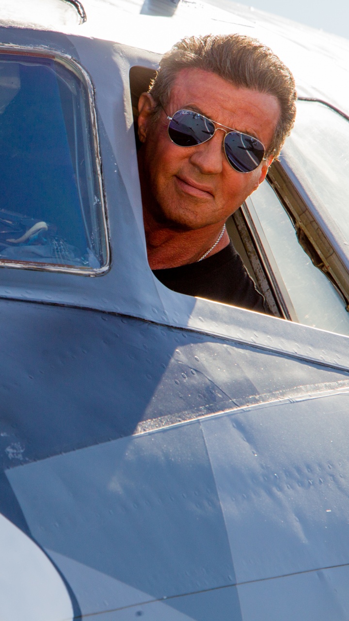 Mann Mit Schwarzer Sonnenbrille Und Schwarzem Rundhalshemd. Wallpaper in 720x1280 Resolution