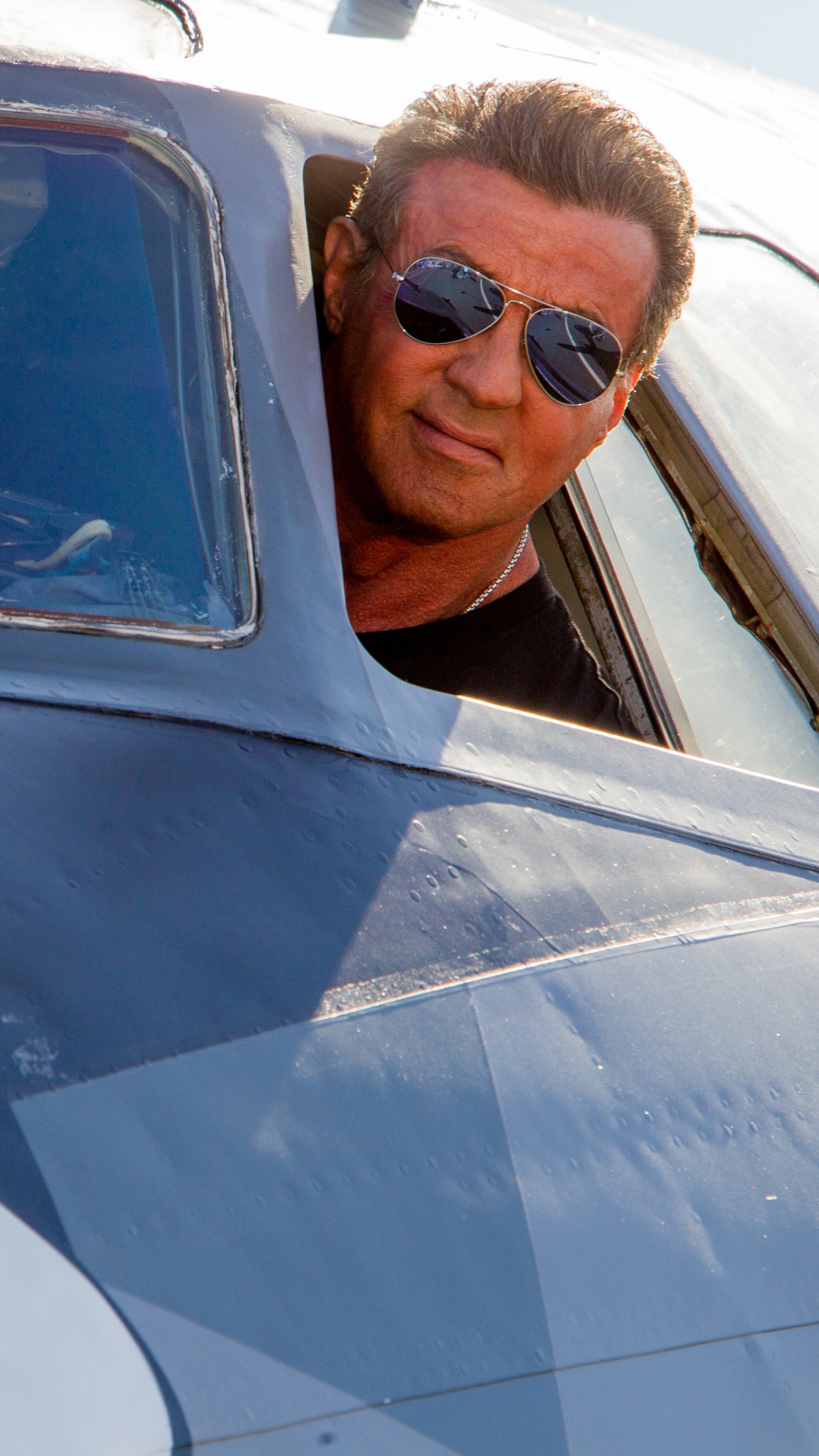 Homme en Lunettes de Soleil Noires et Chemise Ras du Cou Noire. Wallpaper in 1440x2560 Resolution